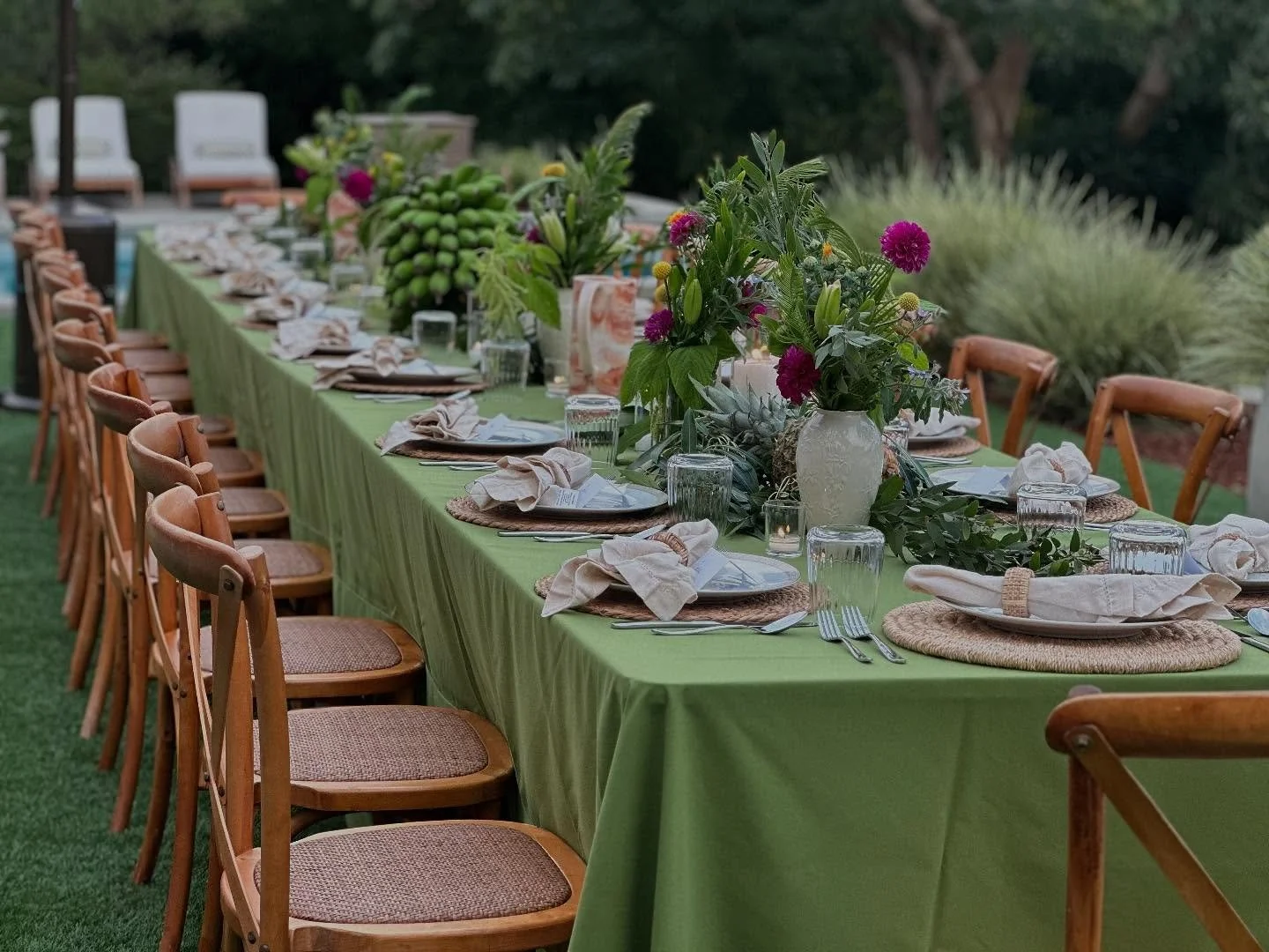 This tropical weather gives way to tropical tablescapes!  Fun fundraiser dinner for Cold Springs Elementary School!