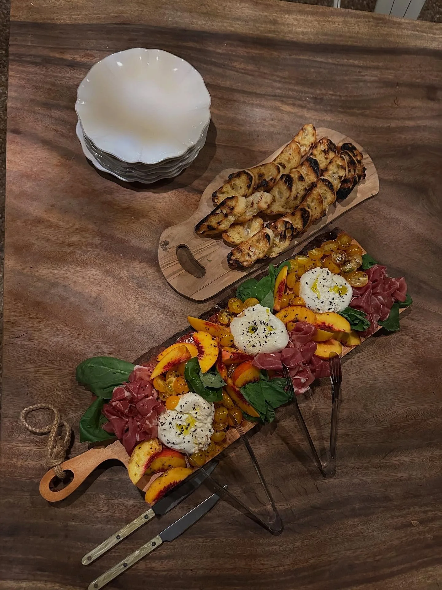 Truly magical dinner under the oak tree ✨✨ late summer peaches in every course! 🍑🍑#sbchefcollective  #privatechef #santabarbara #montecito #summeralfrescodining🙌
