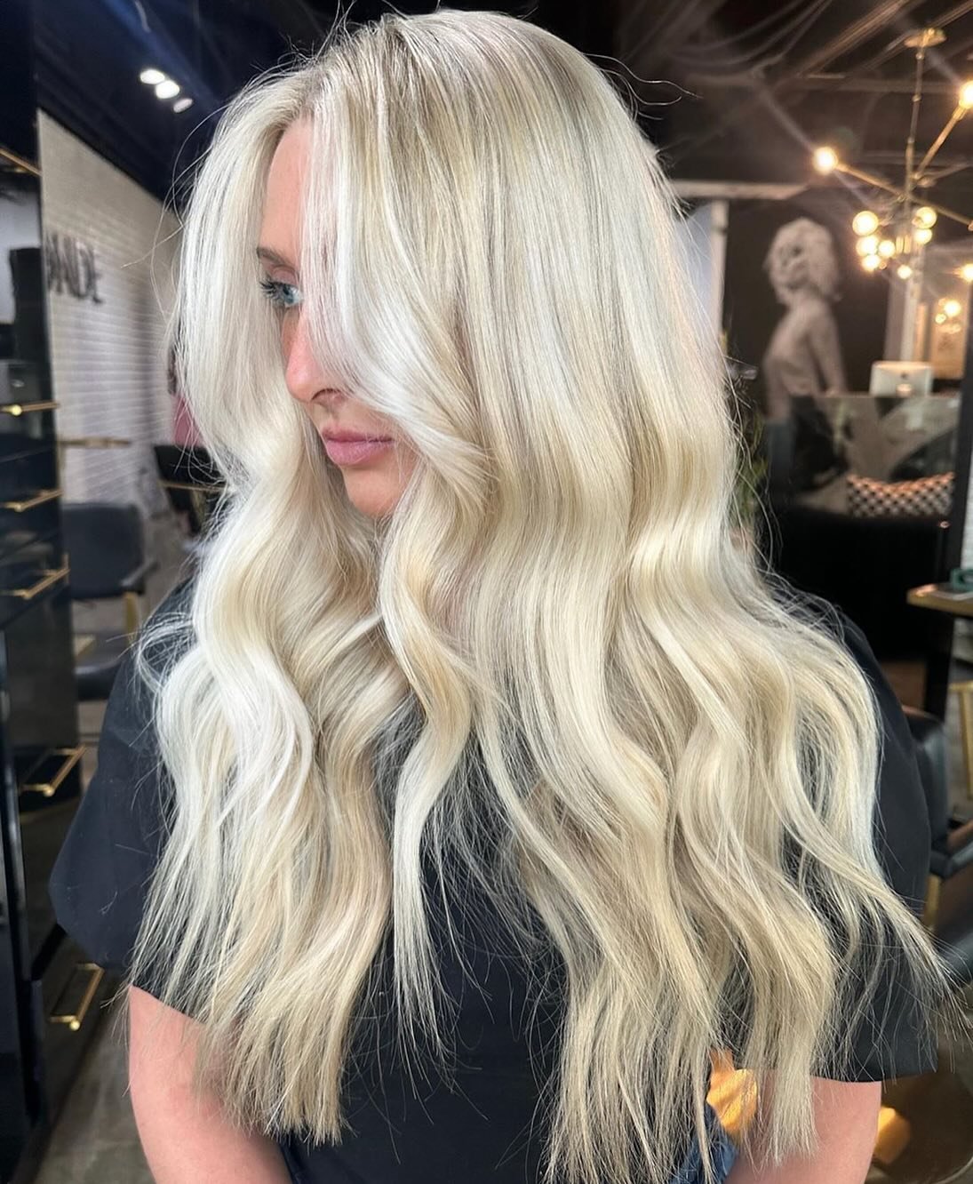Down bad looking at this perf blonde by @hairbymariahhudson ❤️&zwj;🔥😍 link in bio to book! 

#nwahairstylist #hairstylist #blondefayetteville #blonde
