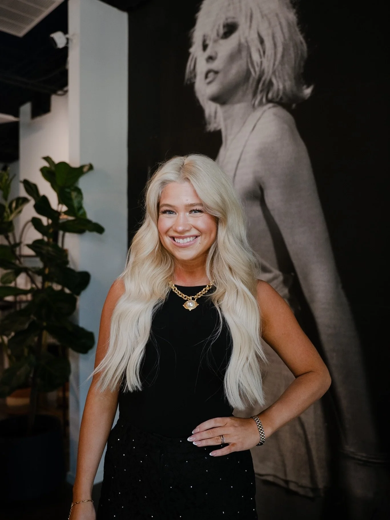 ✨Meet Your Stylist TAYLOR KELLEY✨

 🤍🤍🤍 @hairbytaylorkelley

University of Arkansas alum + Luxury Blonde and Extension Specialist ✂️❤️🐗

✨AKA Fayetteville&rsquo;s Biggest Hog Fan 

✨Taylor specializes in blonding, lived-in blondes, and extensions