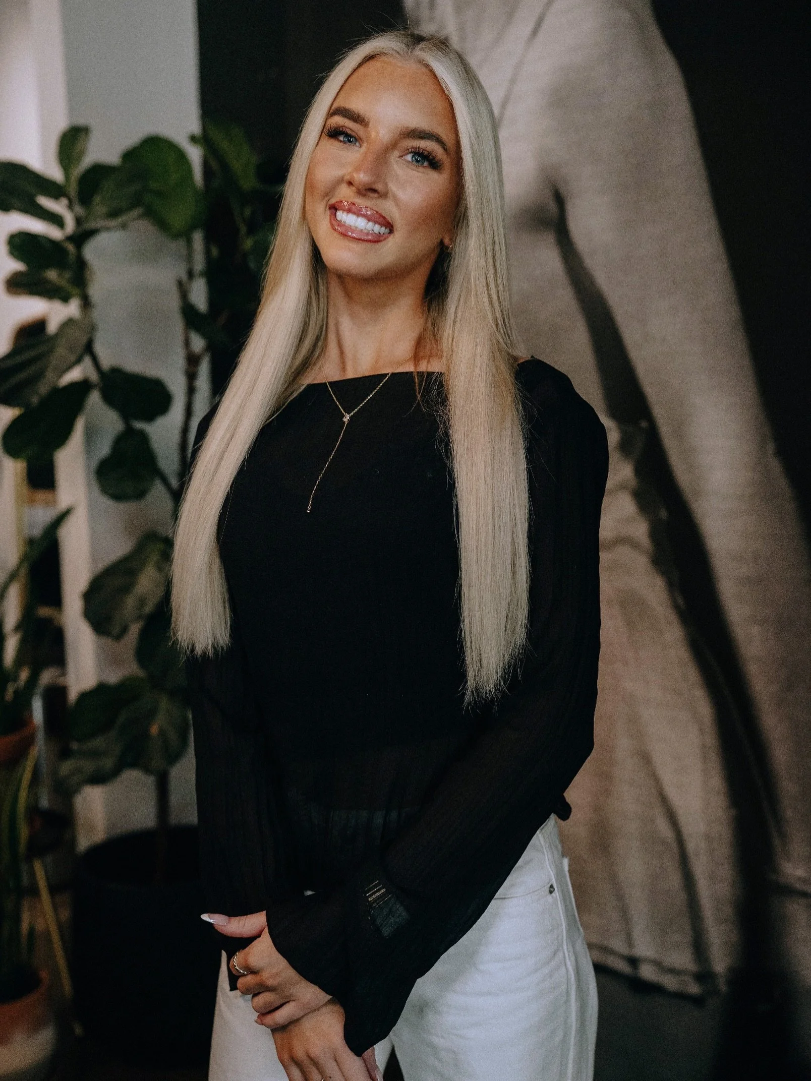 ✨ MEET YOUR STYLIST: OLIVIA BARRETT ✨
@retouchedbyliv

Olivia moved to NWA two years ago to begin her career at BLONDE 🤍

✨She quickly found her lane creating bright, seamless blondes and lived-in color, but as beautiful as her work is, Olivia is on