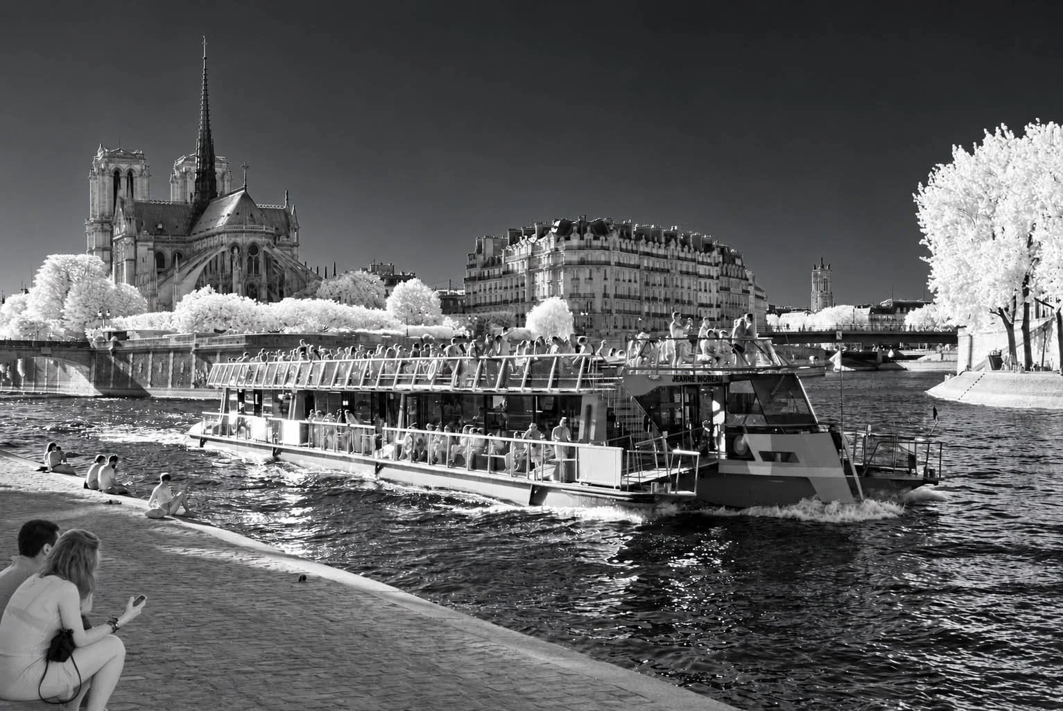 Infrared_Paris_France_landscape IR720nm_photography (2).jpg