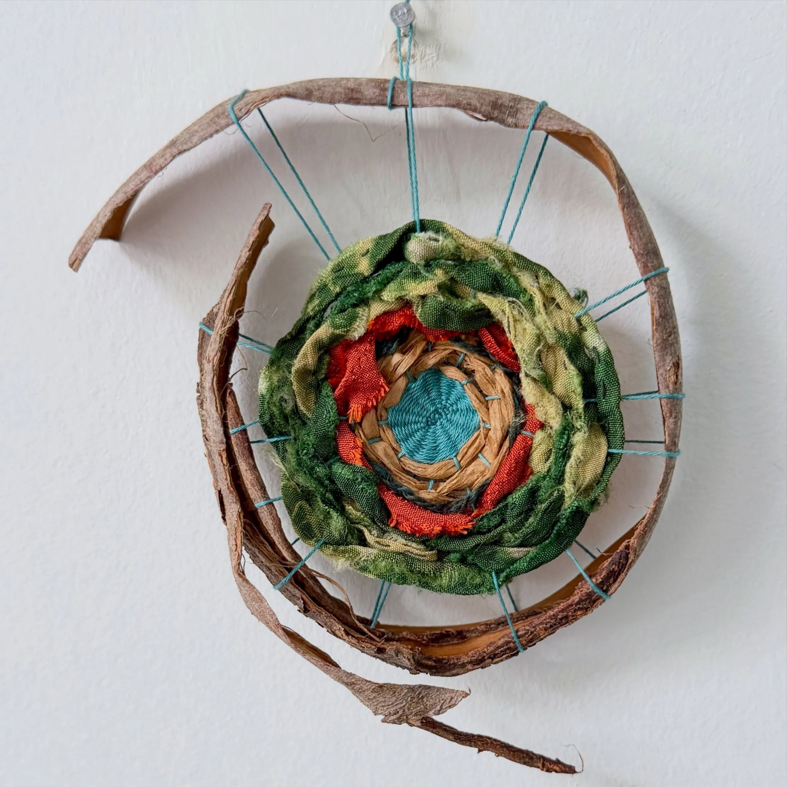 Today things weren&rsquo;t working and I turned to a small piece of bark I was given in February at Gibraltar Point (thanks @sammytangir). It became this little study. A bit of fun. Shifted the afternoon.

#fibreart #weaving #wovenart #bark #naturalm