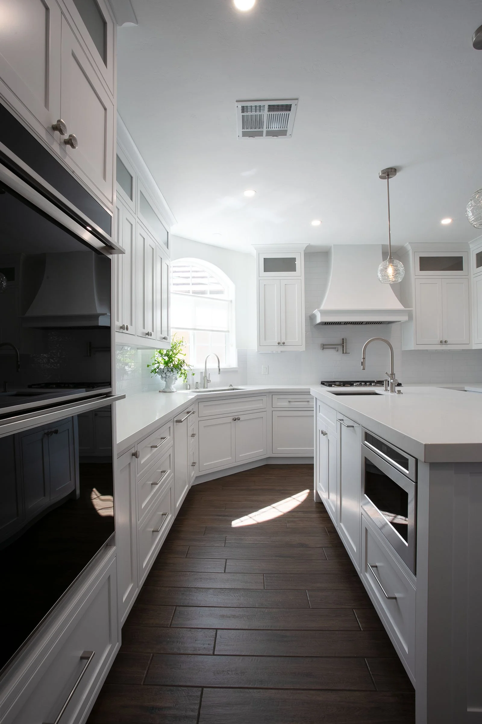 Custom kitchen with white shaker drawer cabinets, built-in appliances, and quartz countertops in Tehachapi, California