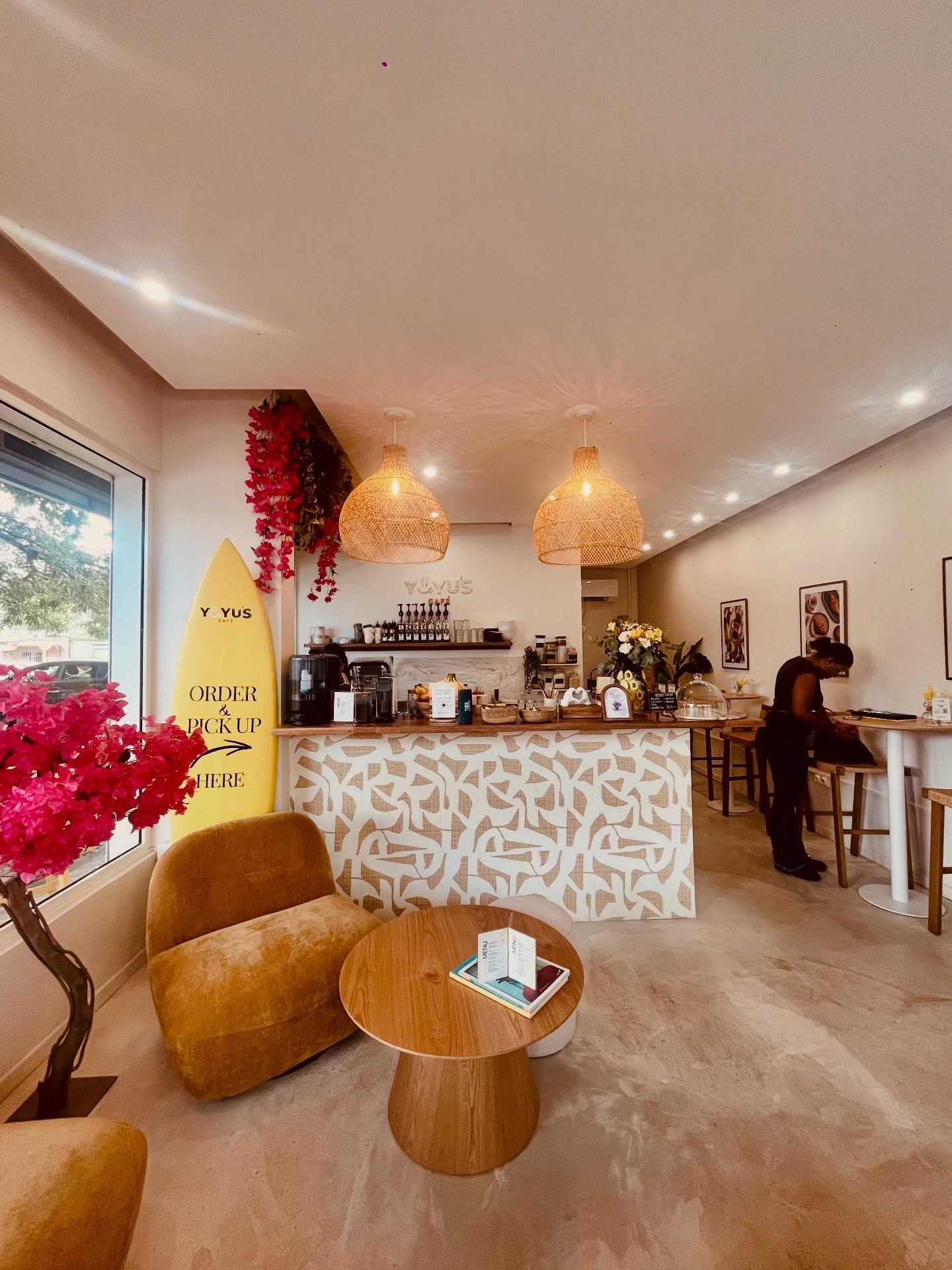 Island rhythm, afternoon break.
Mini pancakes with seasonal fruits &amp; Ube shake.

📍 Yuyu&rsquo;s Caf&eacute;
1 rue du G&eacute;n&eacute;ral de Gaulle
Marigot
⏰ 7am &ndash; 4:30pm

@yuyus_cafesxm 
@mako.culture 

#stmartin #sxm #marigot #goodspot