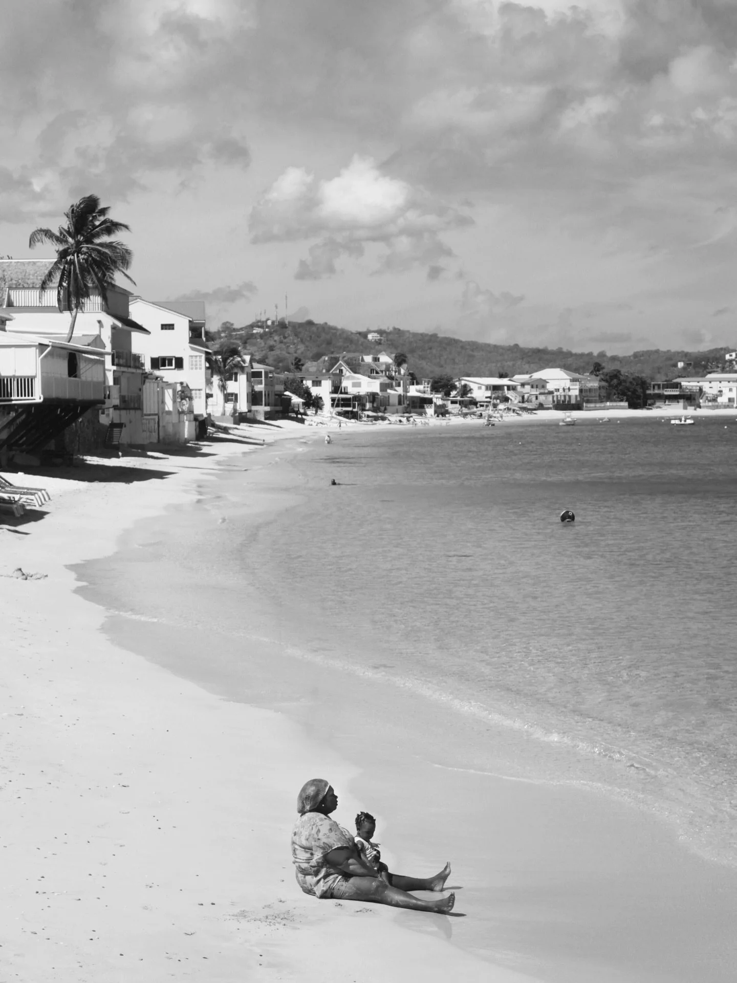 Two generations - Grand Case 
6.28 AM

@francoiscastelain
@mako.culture 

#grandcase #stmartin #sxm #grandma