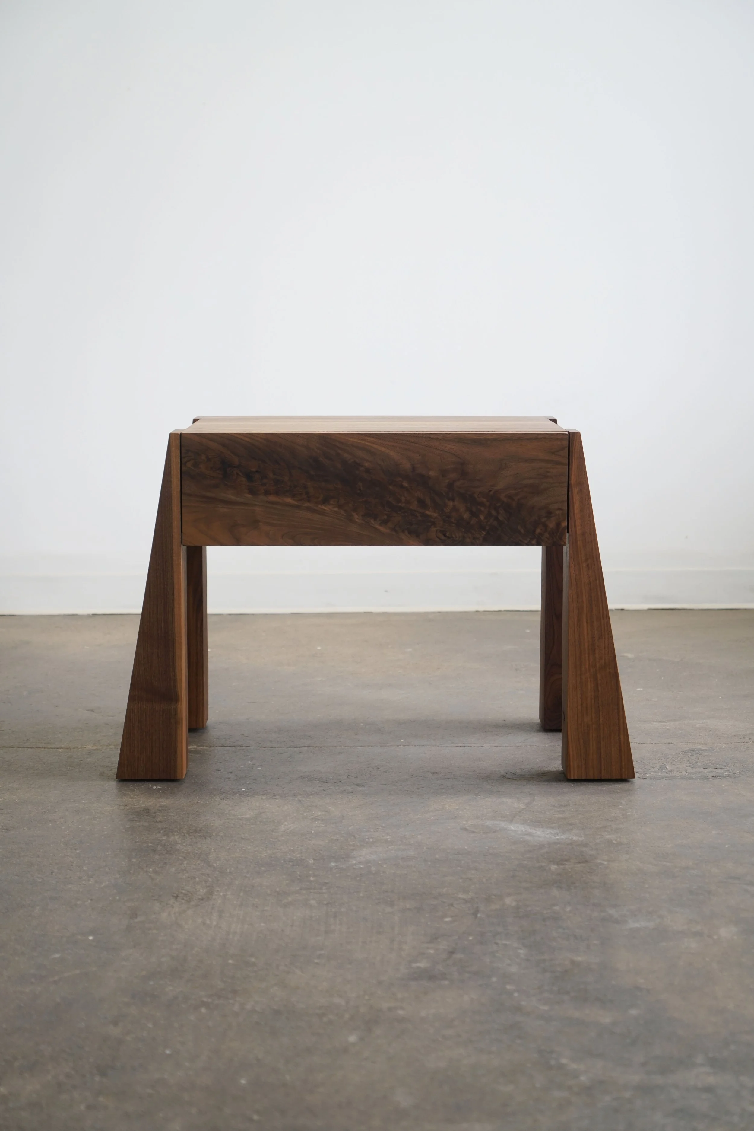 dre_table_walnut_1.jpg