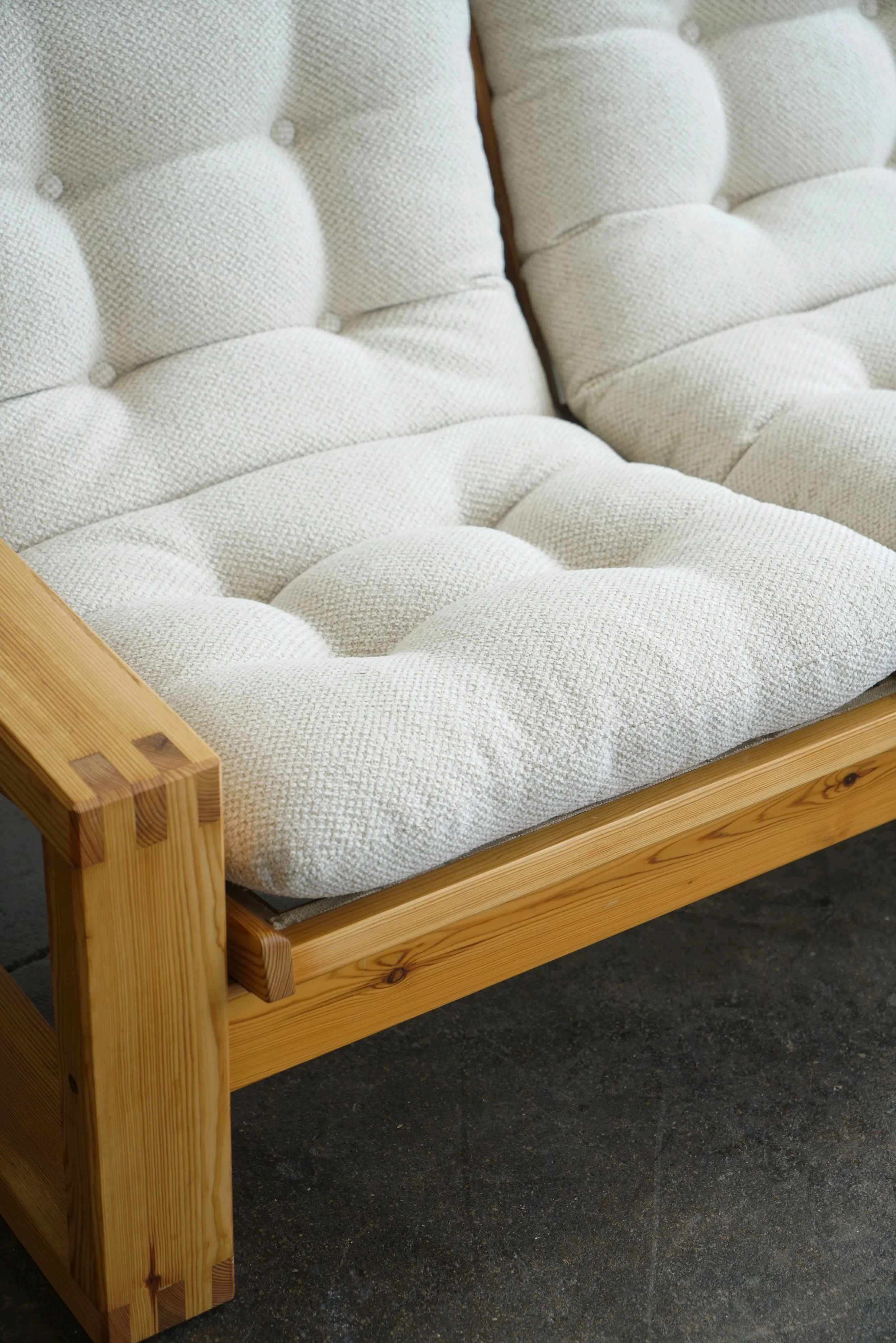 Ekstrom_pine_sofa_4.jpg