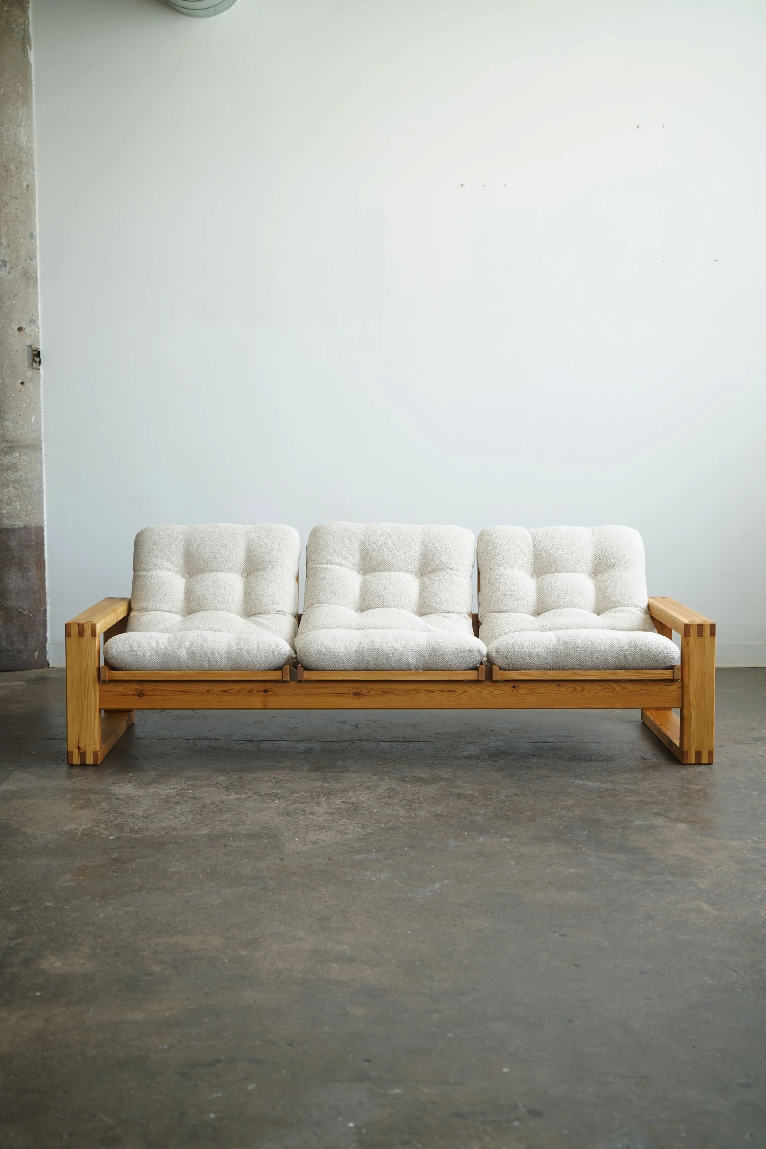 Ekstrom_pine_sofa_1.jpg