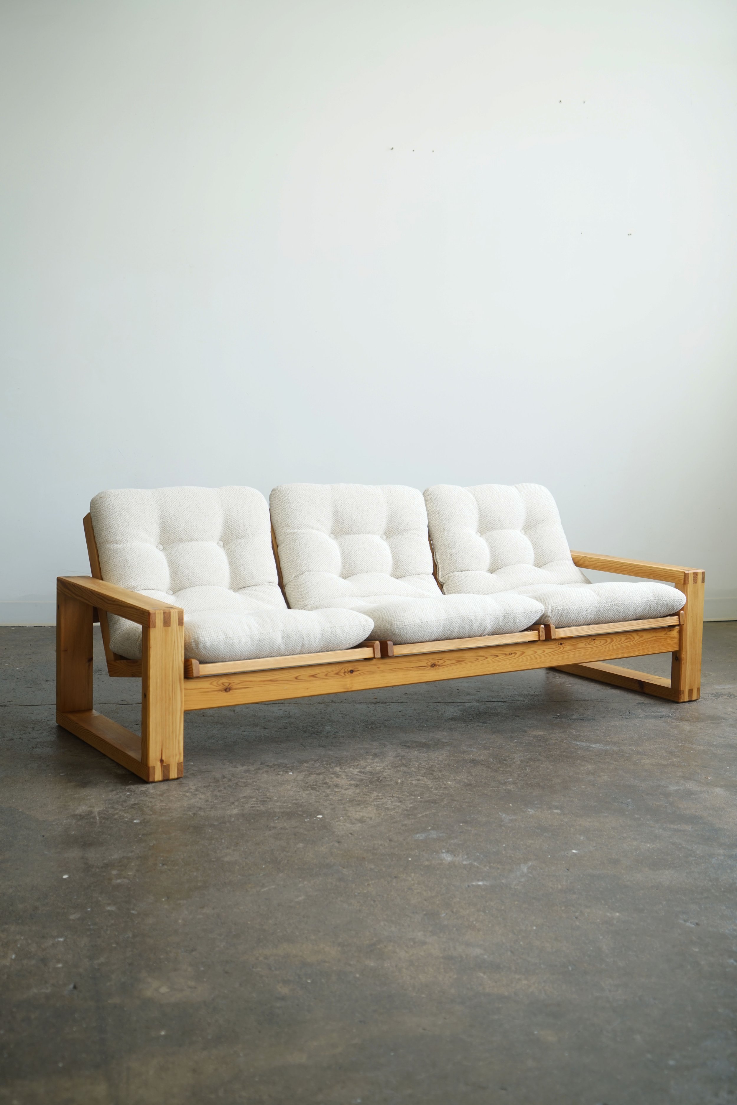 Ekstrom_pine_sofa_7.jpg
