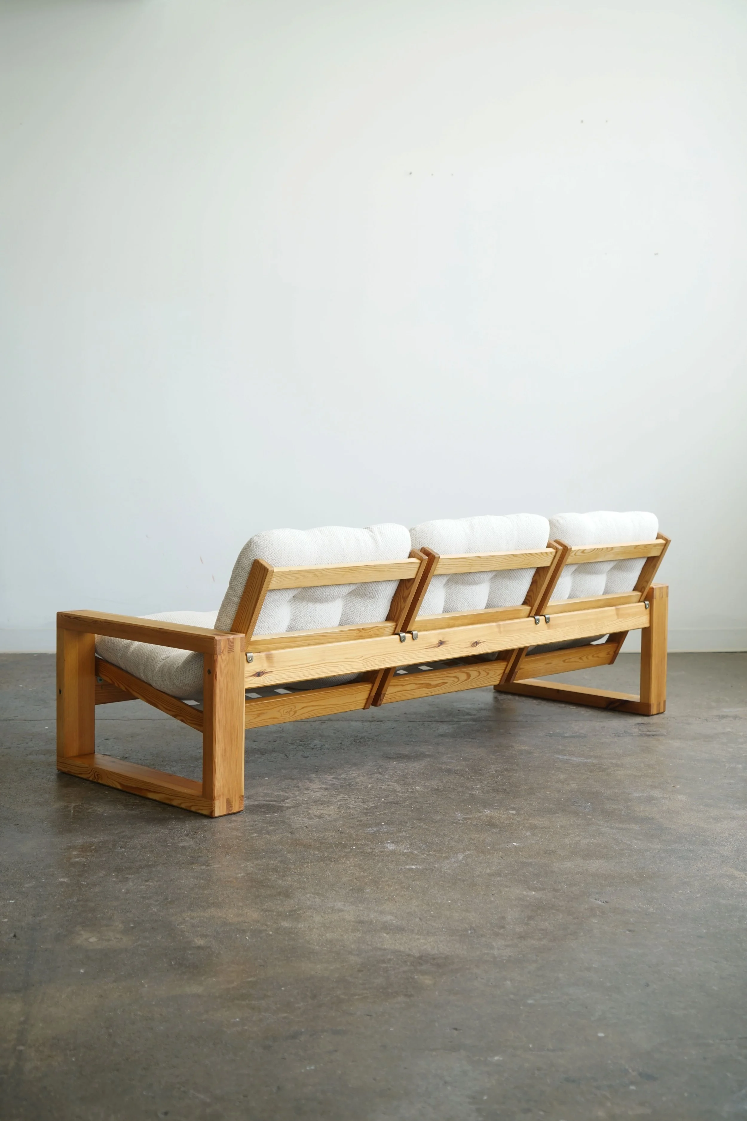 Ekstrom_pine_sofa_9.jpg