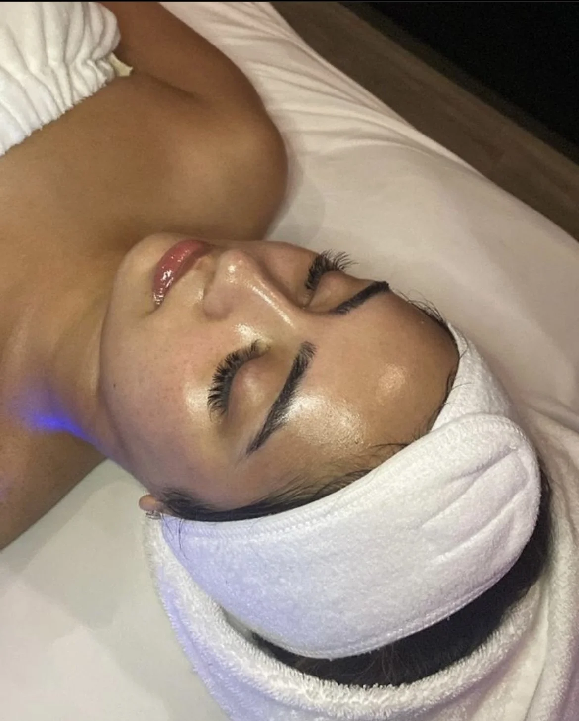 The HydraGlow Facial treatment gently vacuums dead skin cells, bacteria, & dirt from clogged pores.