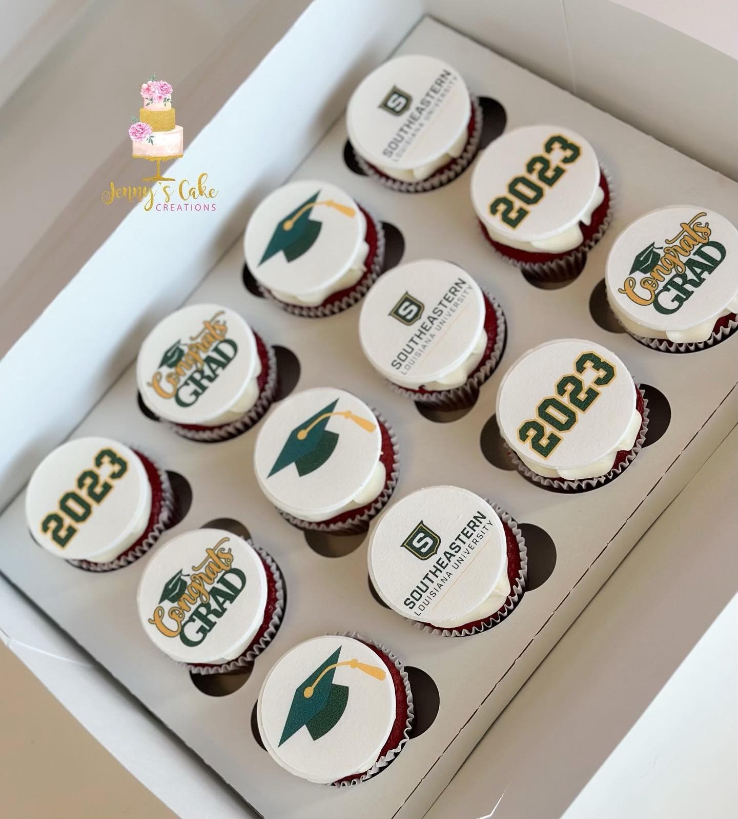 Calling all grads!! We just added graduation cupcakes to our website! You can personalize these to your high school, college, or whatever school you&rsquo;re graduating from. Link in story, or go to the shop page via our bio to purchase. Discounts av