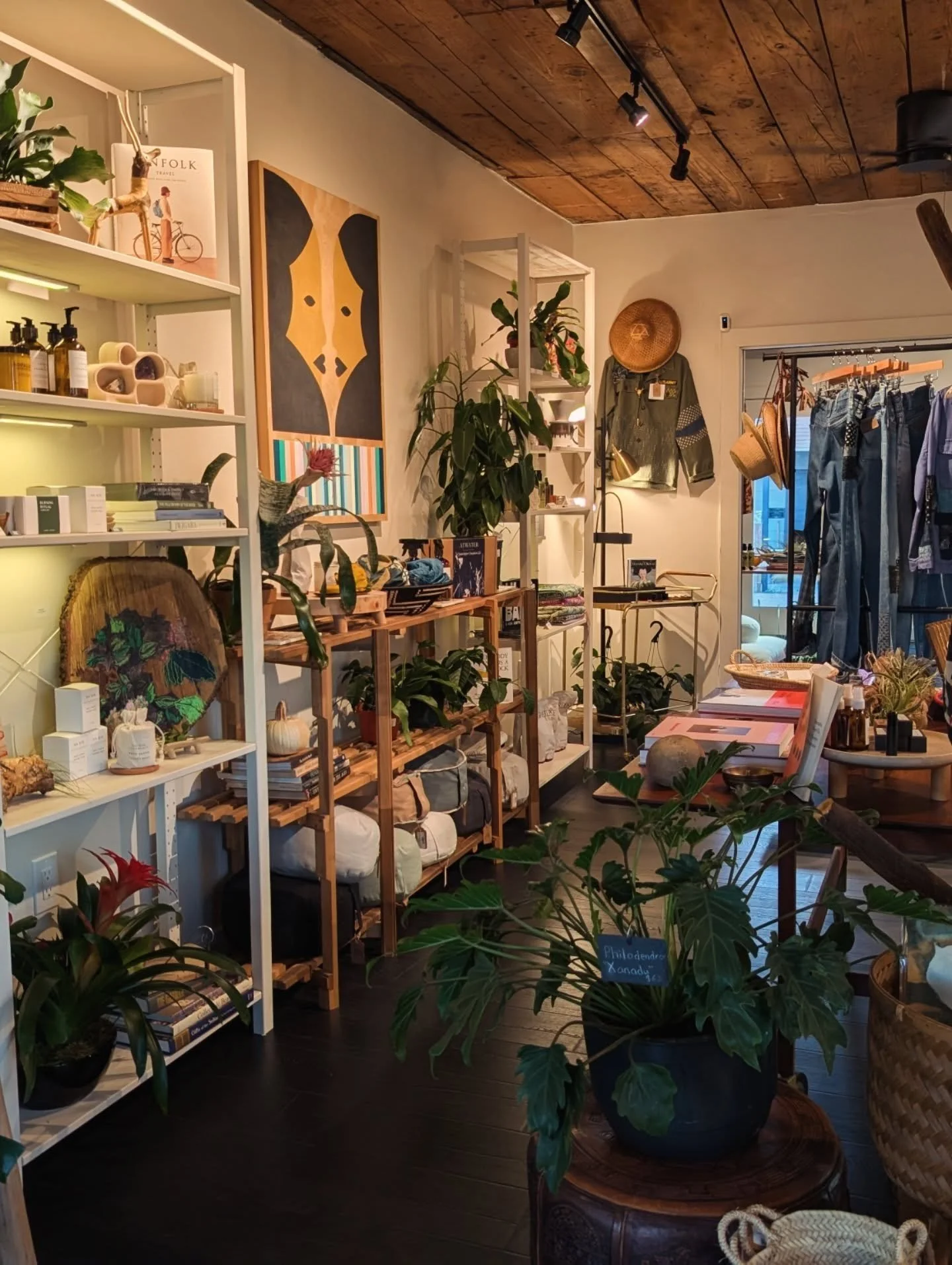 At Cre&oacute;, every gift begins in the hands of an artist. With the vision of a craftsperson, and the skills of a maker keeping their tradition alive. When you choose something from our shelves, you're not feeding a corporate pipeline. You&rsquo;re