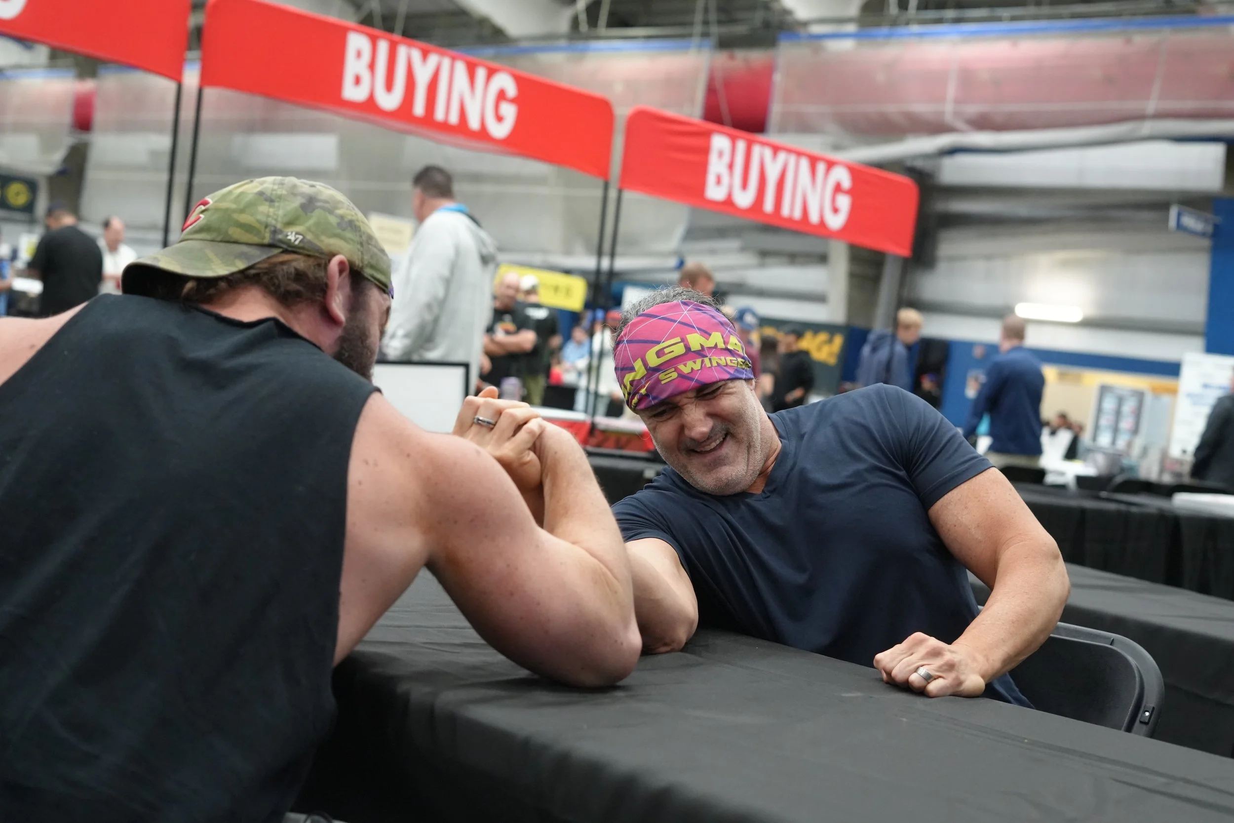 Wrestlers John Skyler (l) and Johnny Swinger (R) arm wrestle at the show
