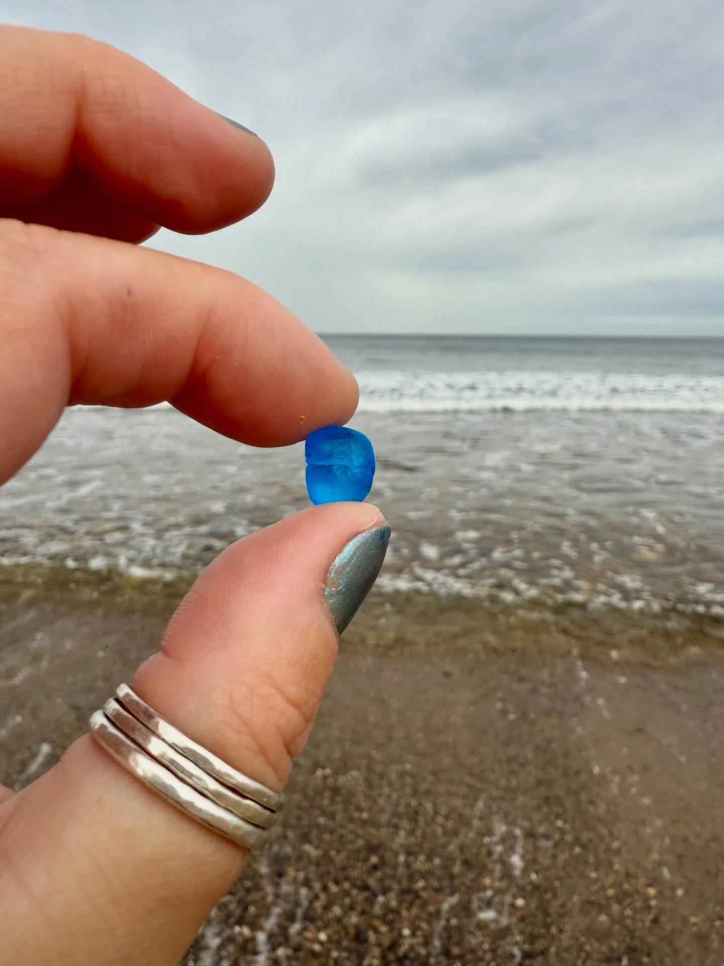 Another November beachcombing #throwback to Cullen Beach 🩵

That blue piece is absolutely stunning 💙 and scroll to the end for a gorgeous pink piece&hellip; 🩷

#cullenbeach #beachcombing #scottishseaglass #moraycoast