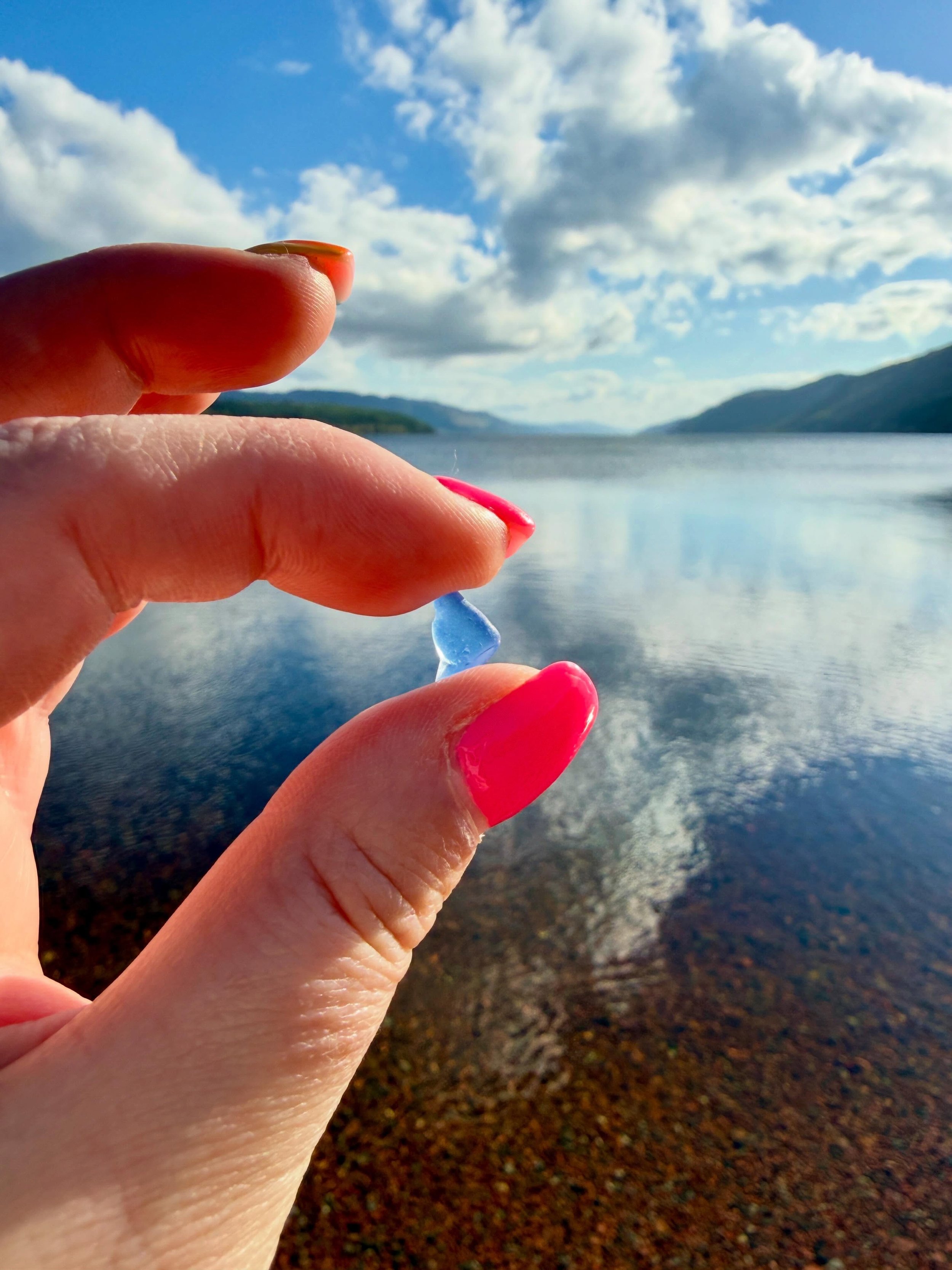 Lochend beachcombing on two very different days&hellip;from flat calm, sunny &amp; reflections to wild, cold &amp; waves! 🩵