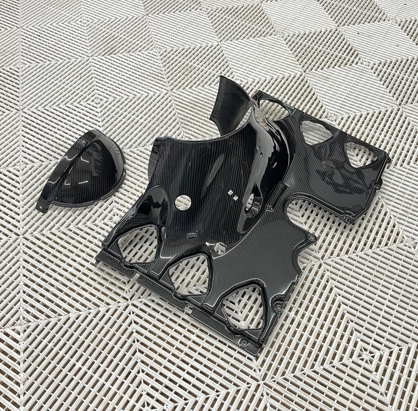 Full pre-preg carbon fibre engine tin wear for 964 and 993.  Available with or without the top heater block off piece.