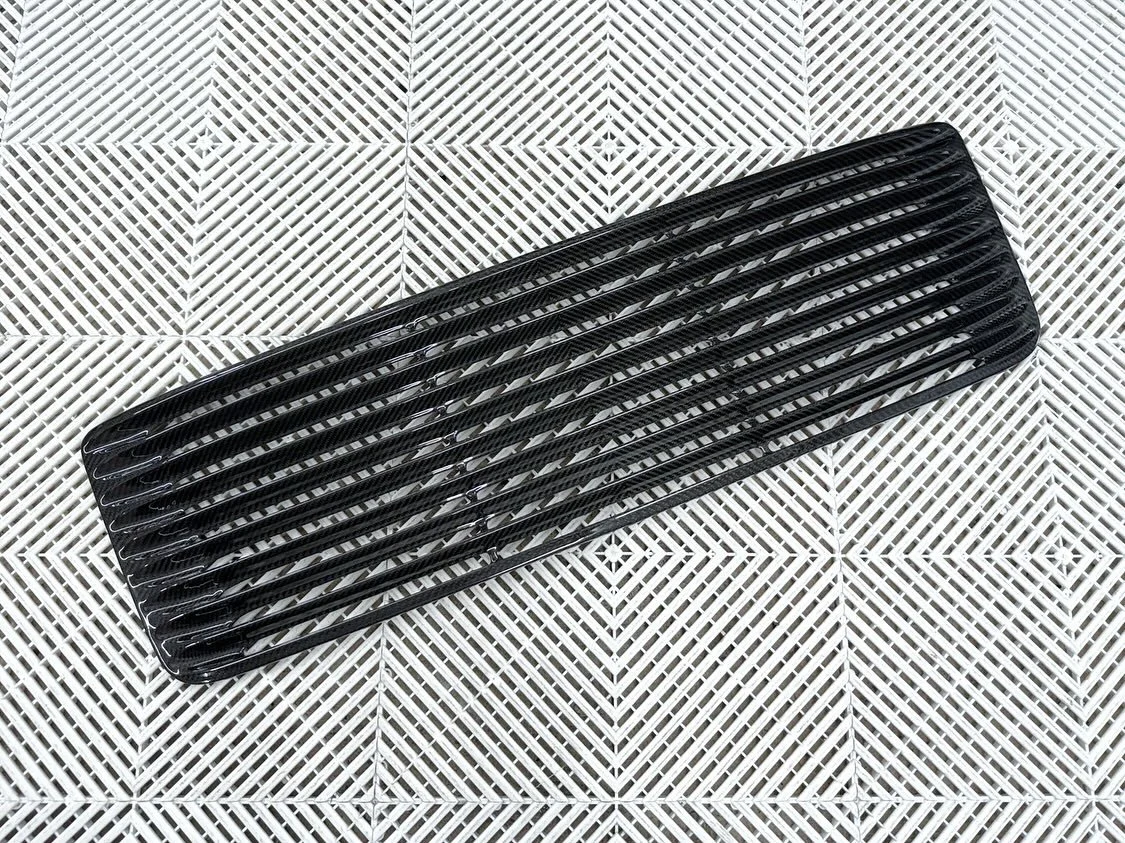 993 Carbon Fiber Louvered Engine Lid Grill

Fits: Porsche 993 Carrera and Carrera RS (with fixed spoiler with or without additional wings) 1994 - 1998