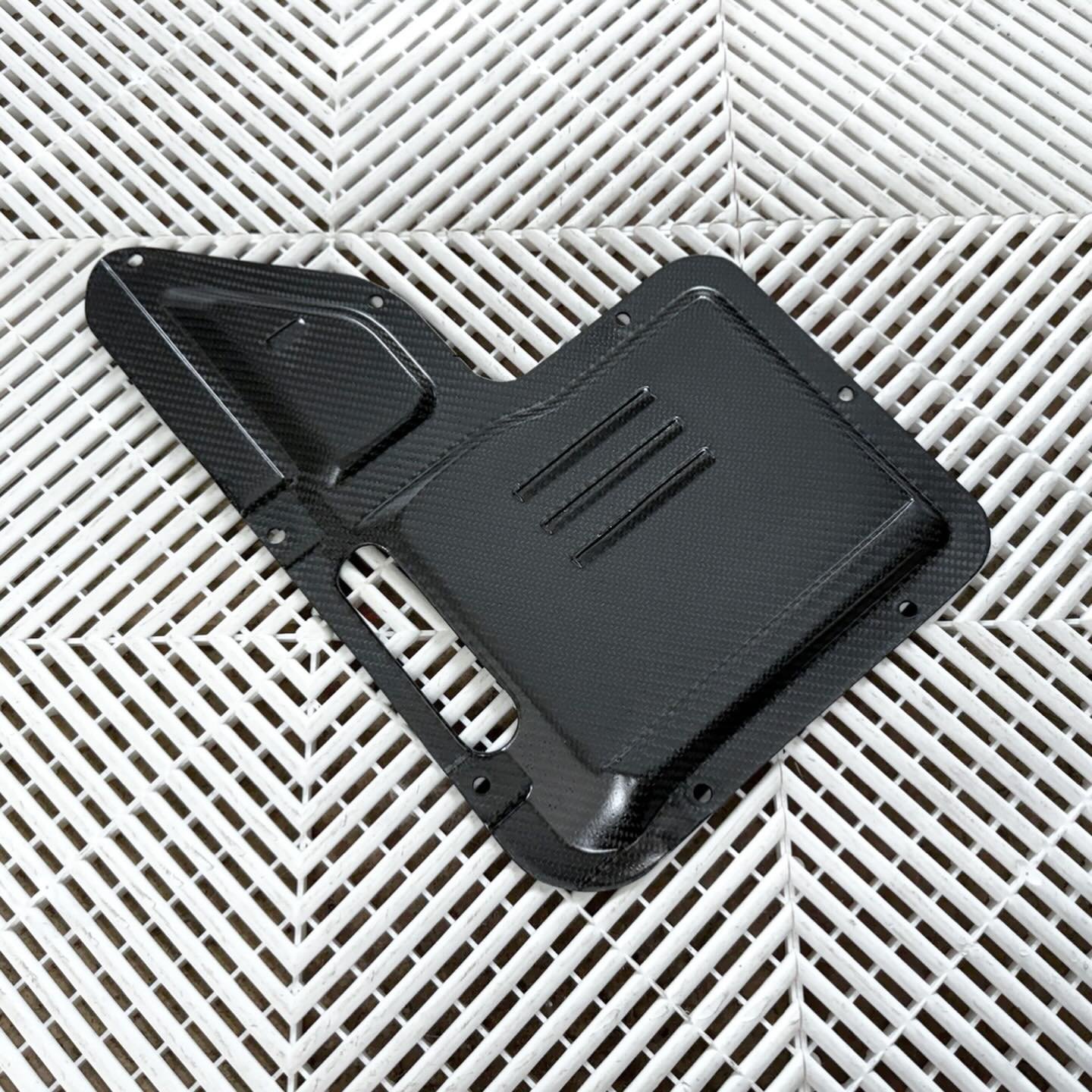 964/993 Fuel Pump Cover

Replaces item 96450423100

Constructed from 100% prepreg carbon fiber or carbon/kevlar, this component comes with a durable satin finish.