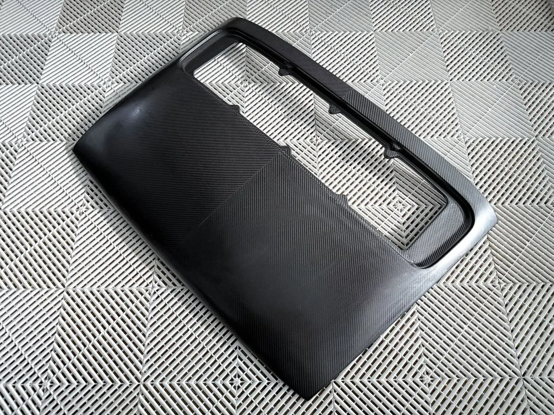 Carbon Fiber Flat Engine Lid

The outer skin and inner frame are made from prepreg carbon