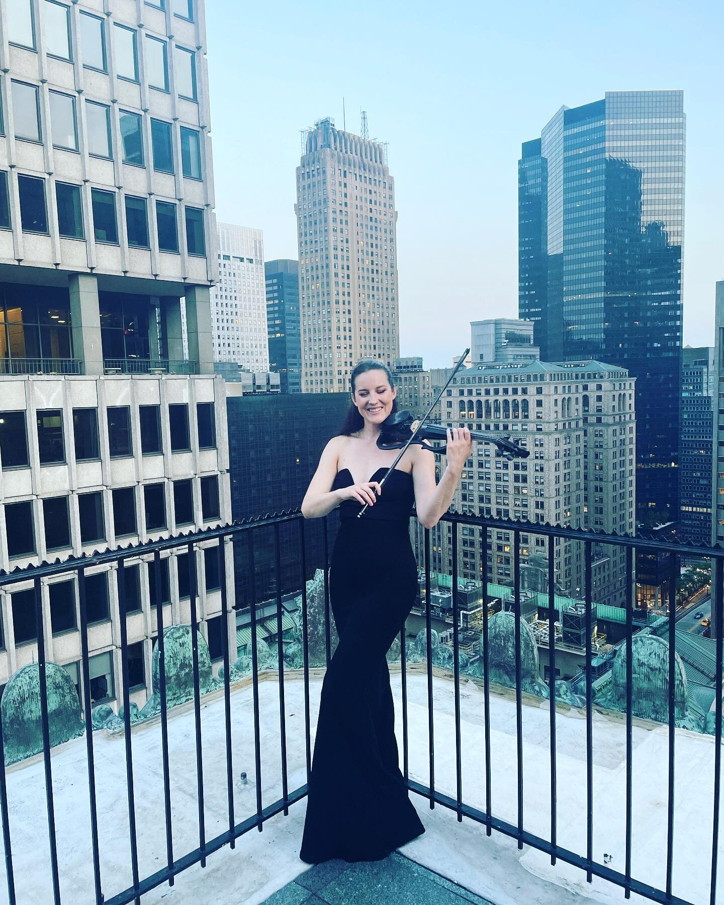 cheesin in the city
.
.
.
.
.
.
 #electricviolinist #nycweddings #nyceventdesigner #nyceventplanners #njweddingplanner #vogueweddings #theknotwedding #weddingmusician #classicalviolinist #popviolincover