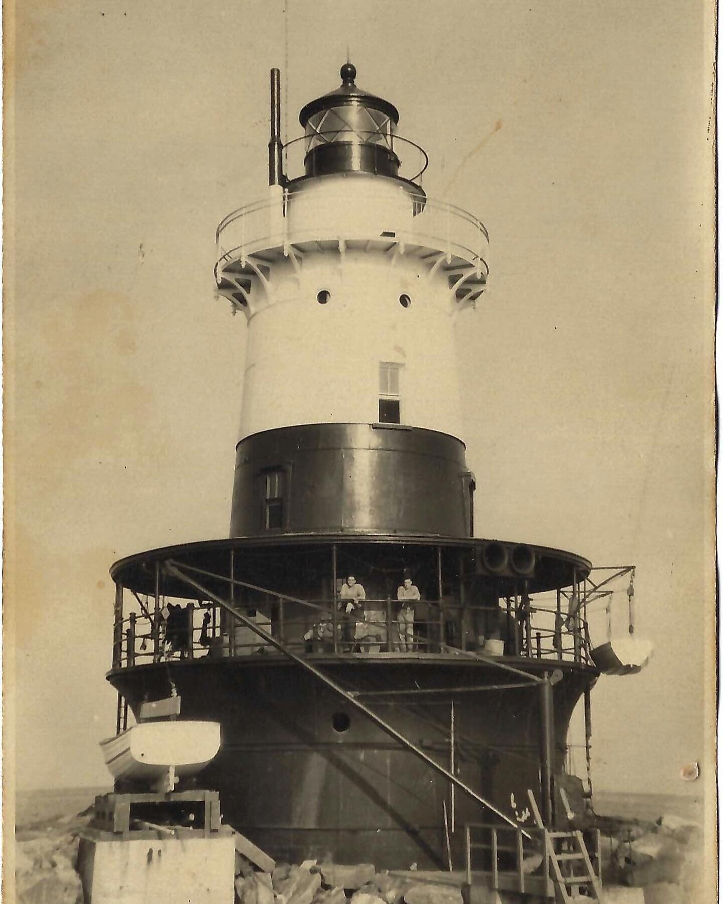 Throwback Thursday 🕰️ Keepers at Greens Ledge Light in the 1920s-1940s. Thank you to the Deysenroth Family for sharing! 

During this era, the nearby Roton Point Amusement Park was at the height of its popularity, with more than 10,000 visitors per 