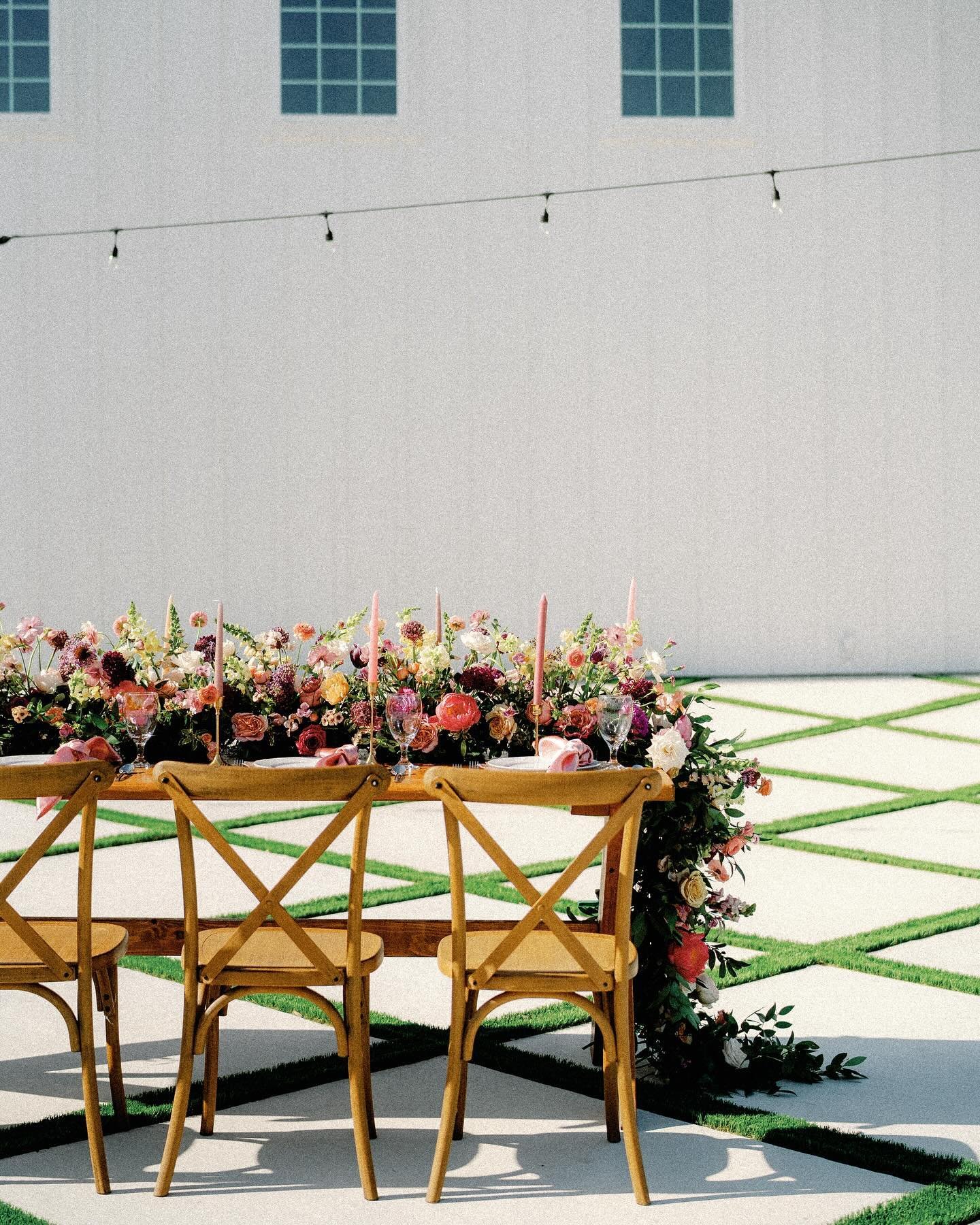 Courtyard views 💐
&bull;
&bull;
Planning and coordination //@always_blissful_weddings
Venue // @camp.hosea
Photography // @aliciayarrishphotography
Floral Design // @unforgettablefloral
Hair and makeup // @glowandgraceartistry
Bride + Bridesmaid dre