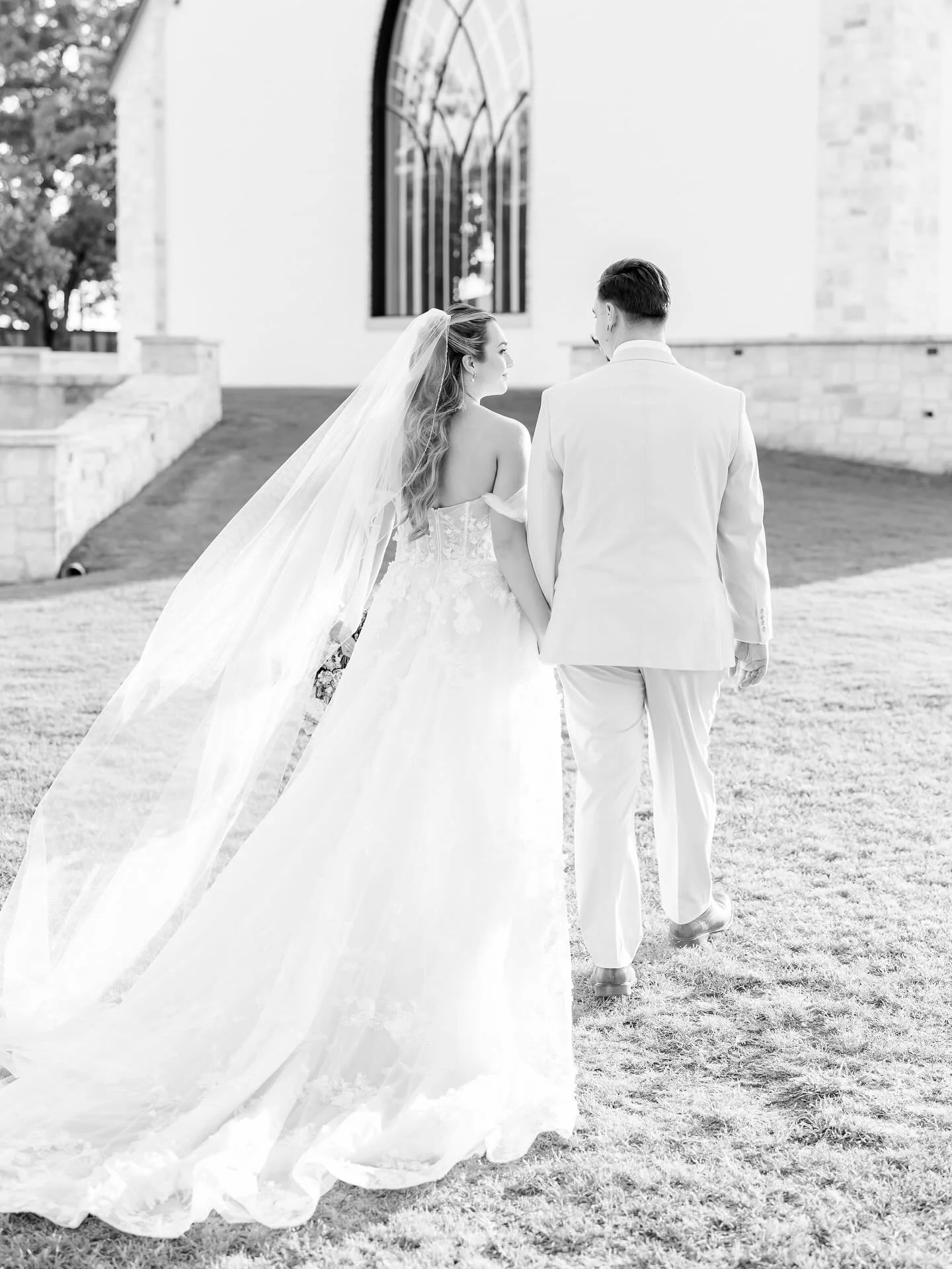 details with b+d 🌸💜🌼
.
.
Planning // @always_blissful_weddings 
Photography // @allyjoephotography 
Venue // @theweinbergatwixon 
Hair + Makeup // @blushdbeautytx 
Florist // @collegeparkflowerstx 
Videographer // @shotmakermedia 
DJ // @djfrancoe