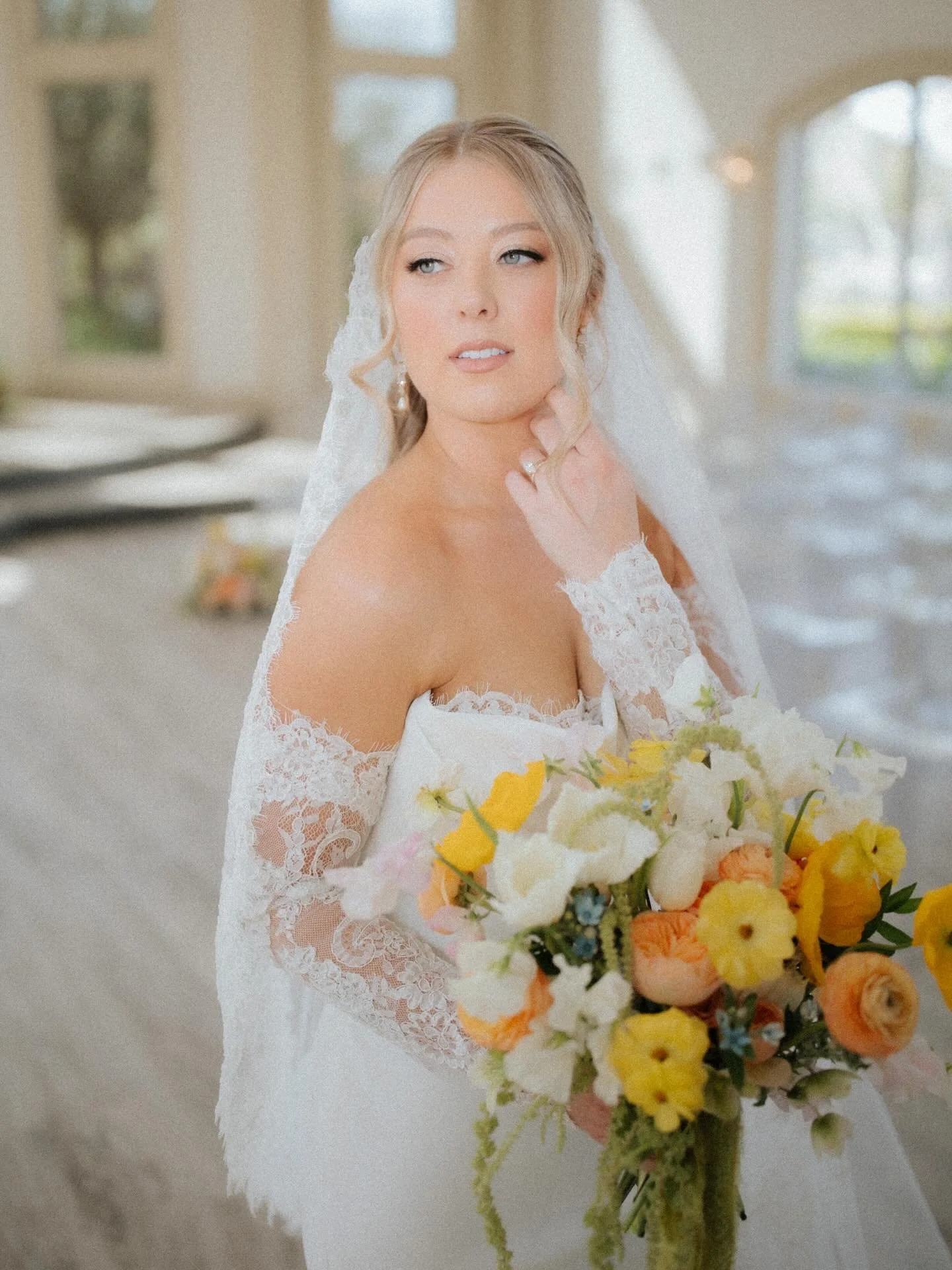 our sweet Hannah girl 🌼🌸
.
.
details for h+m at the link in the bio 🪩✨
.
.
Planning // @always_blissful_weddings 
Photography + Videography // @bay_productions 
Venue // @knotting_hill_place 
DJ // @djandyaustin
Floral // @wedfullyyours 
Hair + Ma