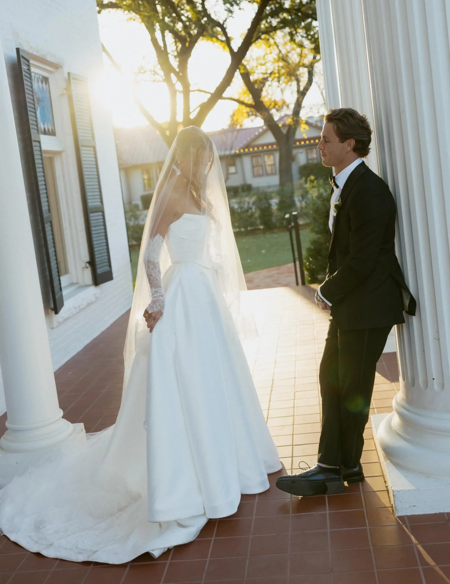 b+d + @woodbinemansion + @samanthayorkphoto = unreal 🕊️🪻🤍
.
.
Coordination // @always_blissful_weddings 
Venue // @woodbinemansion 
Photography // @samanthayorkphoto 
Hair + Makeup // @thinkbrinkbeauty 
Rentals // @premiereeventstx 
Draping // @un