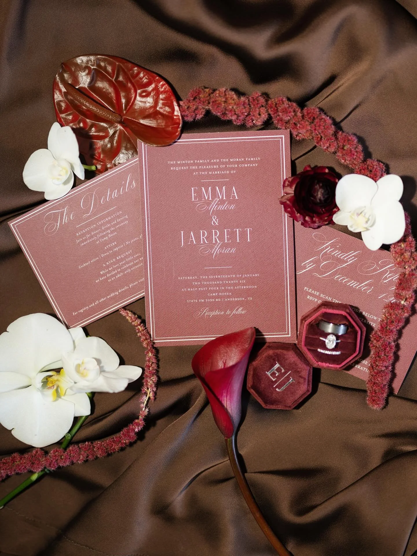 mannnnn I&rsquo;ve been waiting for this one 🕊️🥀 emma was so so trusting when it came to creating this design and my heart was so full because of it! This moody, modern romantic set-up for e+j at @camp.hosea was everything and then some 🤍 
.
.
Pla