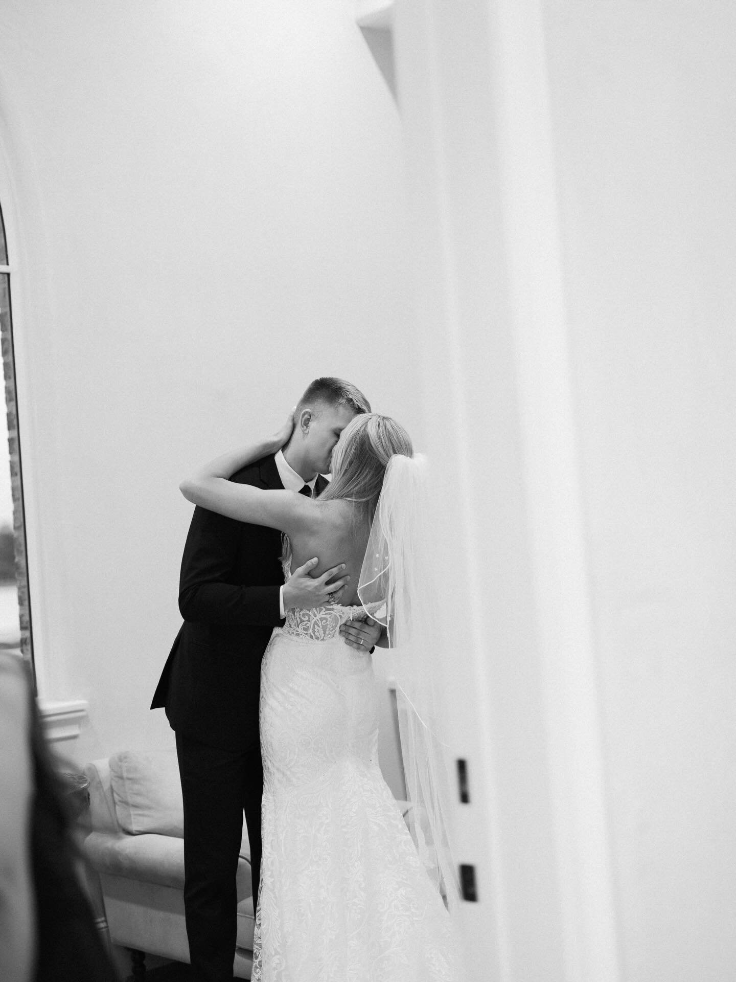 m+d are married!! what a way to kick off the first wedding of the spring season 🕊️🥂busy season is here and I can&rsquo;t wait to share more from this special day!
.
.
Coordination // @always_blissful_weddings 
Venue // @theweinbergatwixon 
Photogra