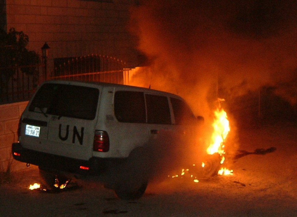 Squiz UN car being torched in Jerusalem.png