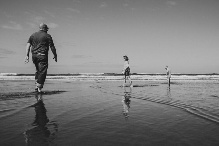 black-and-white-candid-beach-family-pictures