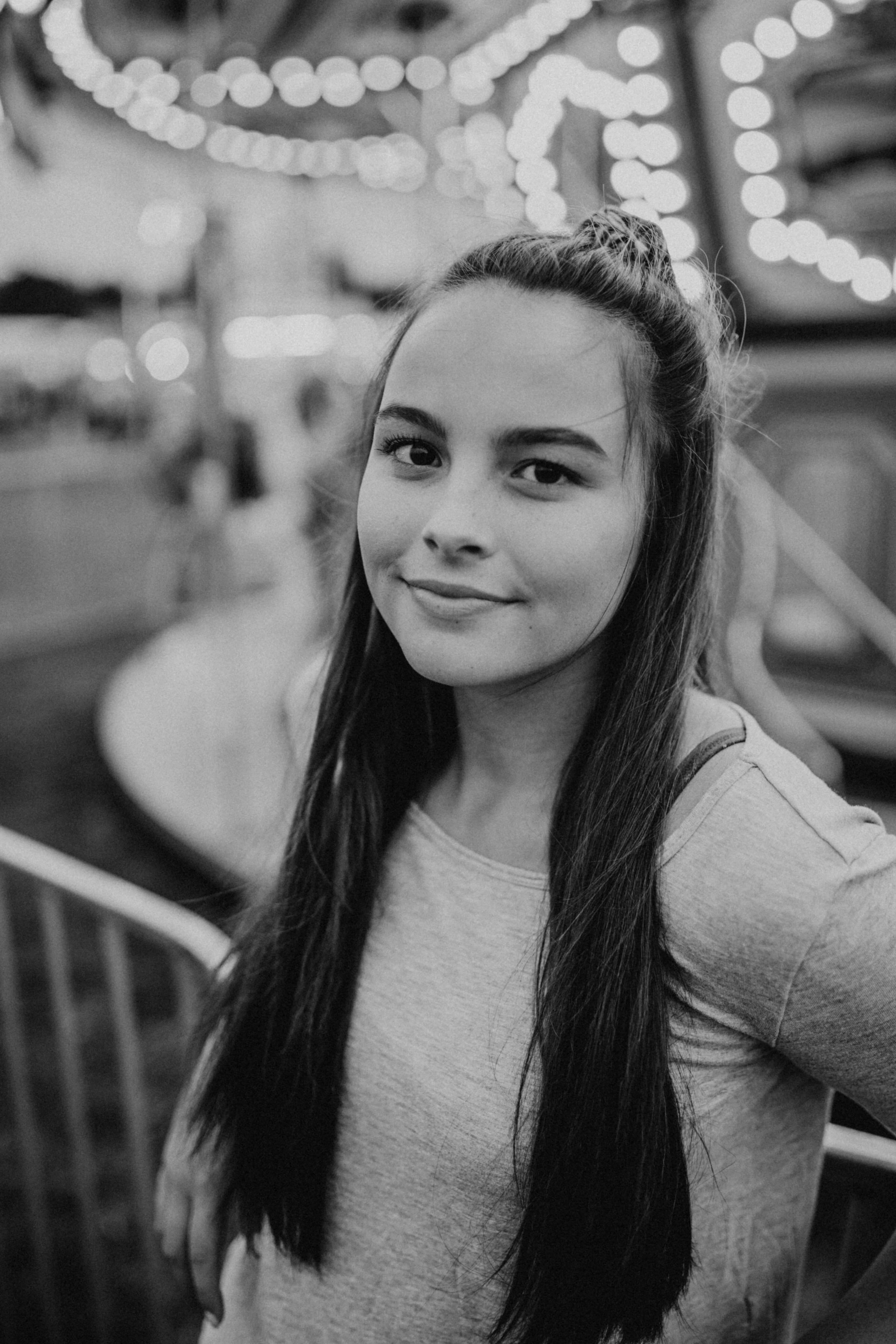 Black and white carousel portrait | Kennewick, Washington | 400 Lux Photography