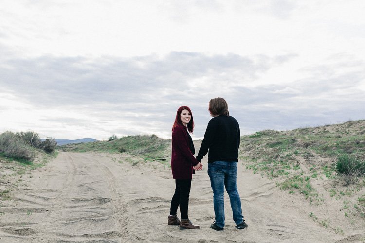 Sand dunes engagement pictures | Pasco, Washington | 400 Lux Photography