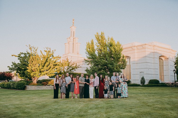 large-family-photos-columbia-river-temple