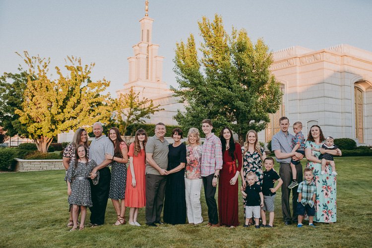large-family-pictures-columbia-river-temple
