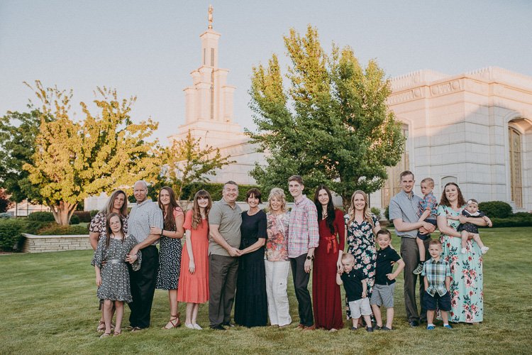 multigenerational-family-picture-mormon-temple