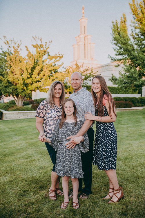 family-picture-poses-columbia-river-temple-richland