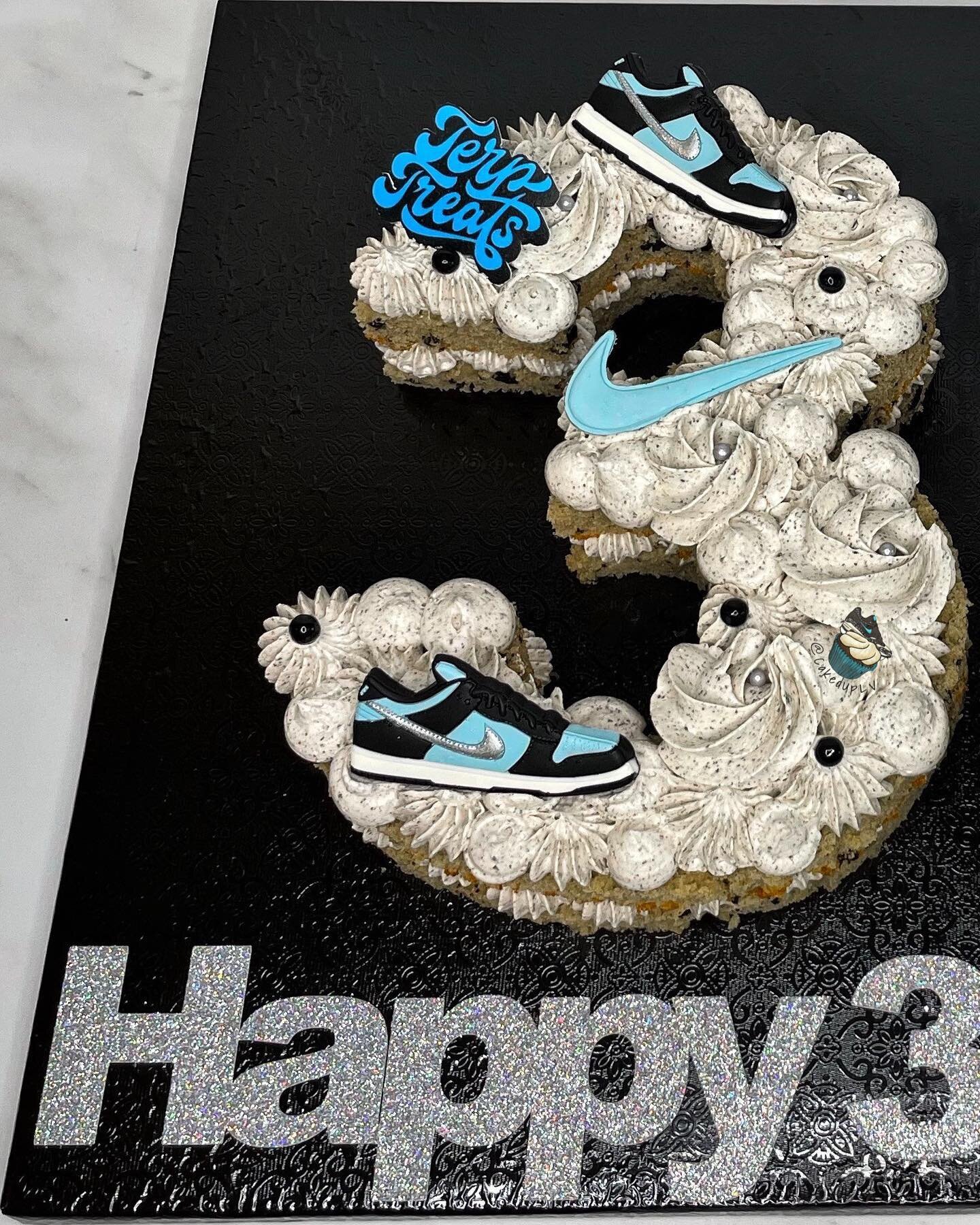 One of those crunch-time rush orders

Cookies &amp; cream cake w/ white chocolate Tiffany Dunk Low&rsquo;s

.

#cakeduplv #numbercakes #numbercake #nikecake #nikedunksb #vegascakes #lasvegascakes #vegasbaker #lasvegasbaker #vegasbakery #lasvegasbaker