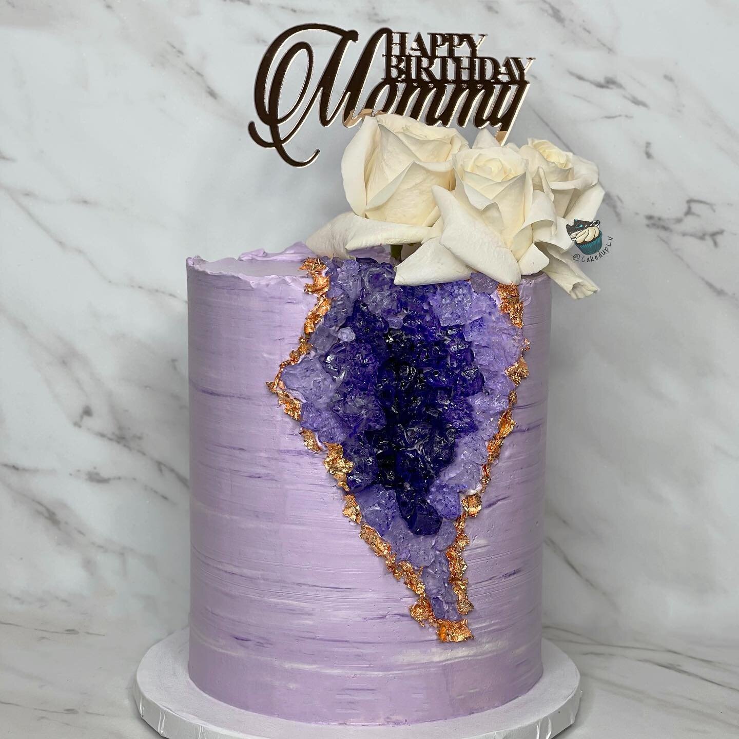 For those of you in my close friends group&hellip;🤣😉

Topper by @happyhourslv 
Foiling by @sprinklesbygcc 

&bull;

#amethyst #purplegemstone #purplecake #texturedcake #tequila #casamigostequila #geodecakes #geodecake #geodes #strawberryshortcake #