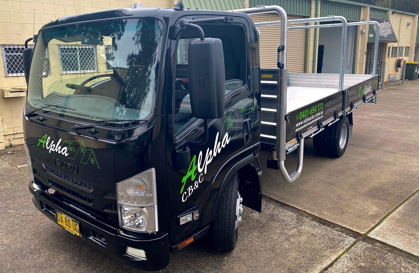 Blacking out a stock Isuzu NNR for Shaun and the boys at @alpha.cbc go get em boys🔥🔥