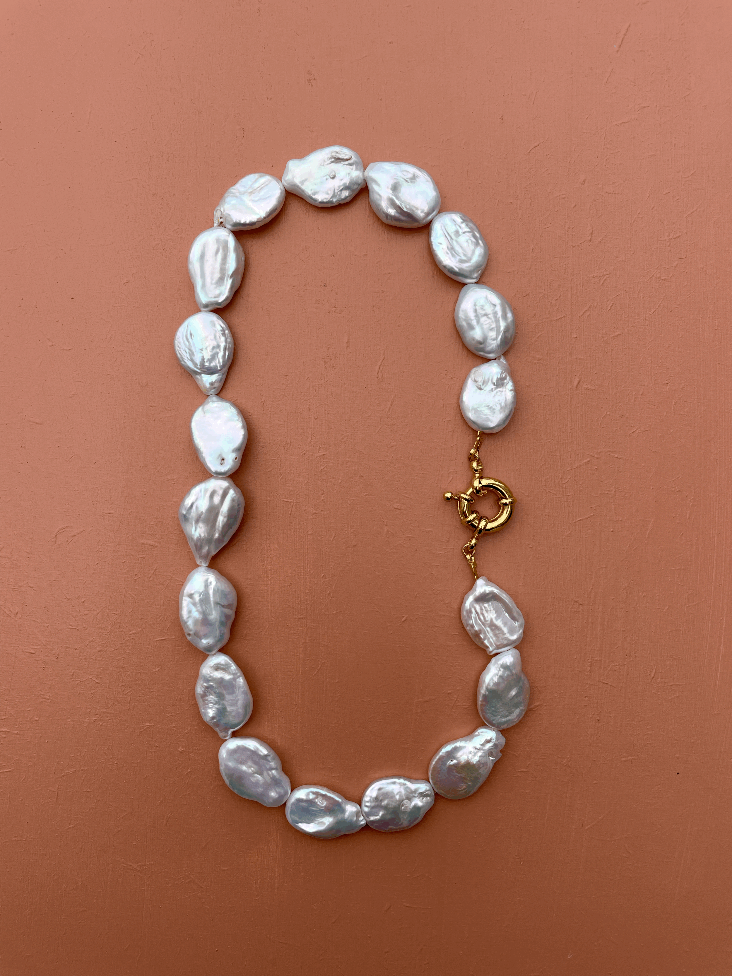 Collier en Perles de Culture Ovales Baroques 16×20 mm – Fermoir Bouée