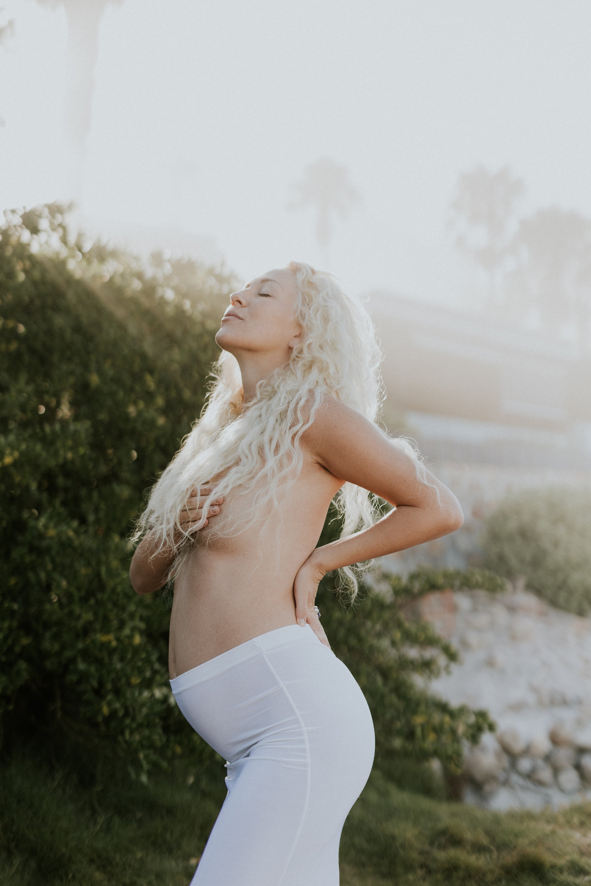 Cato Vermeulen maternity photoshoot in Cape Town with mountain backdrop