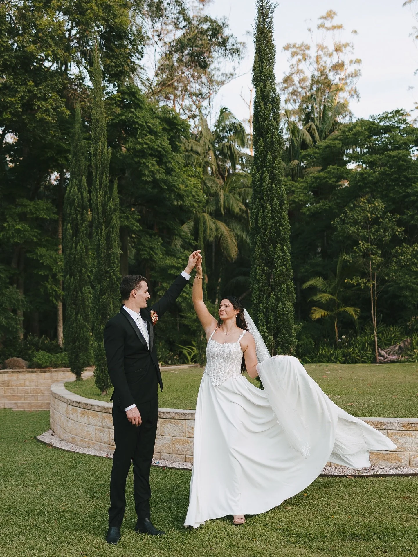 Tayla &amp; Ryley 🤍✨

Content creator: @allureaisle 
Hair &amp; MAU: @withphilippa 
Flowers: @prettydeadflowers_ 
Music: @kentdustinmusic 
Photo Booth: @enchantedmoments.co