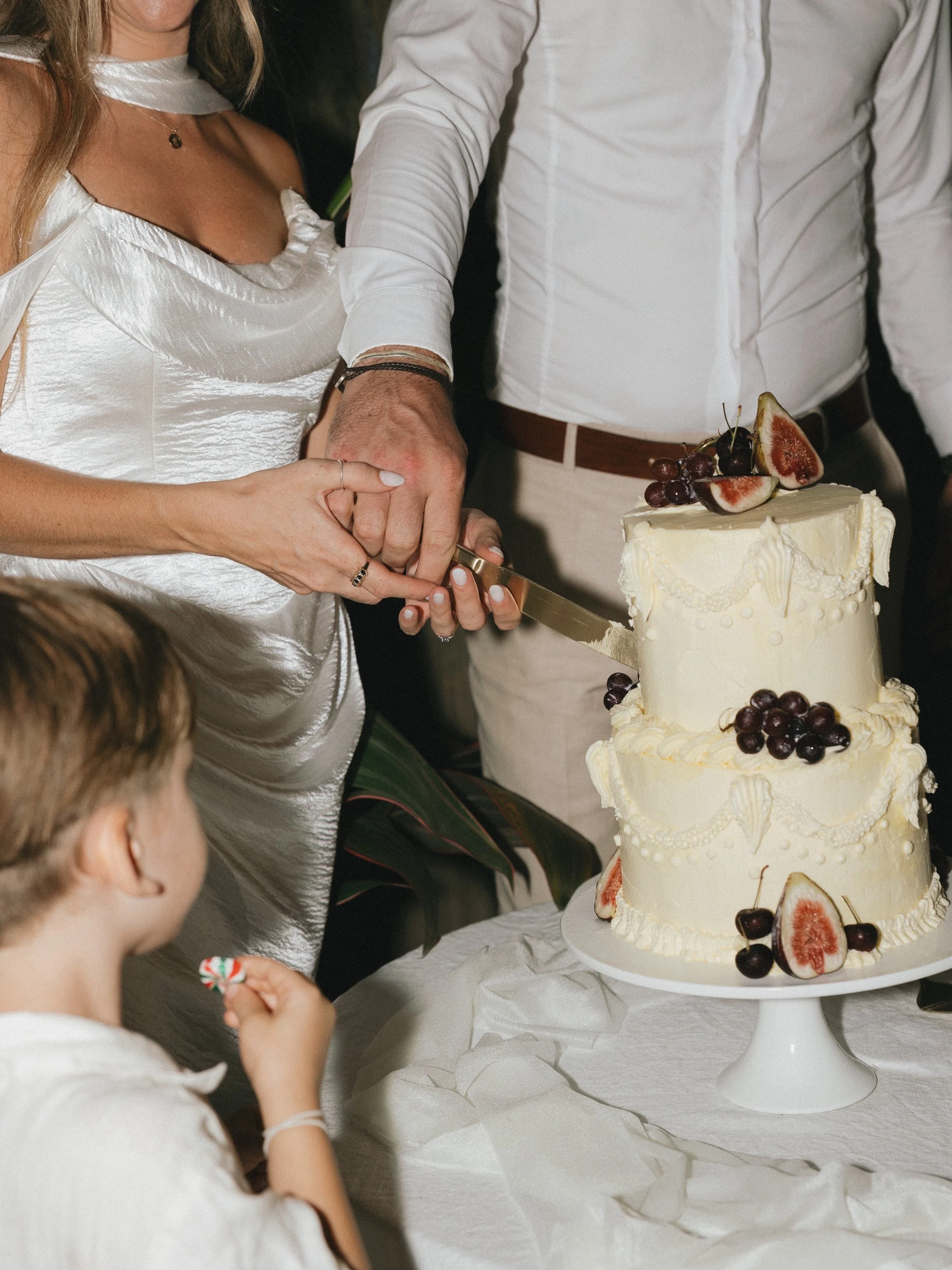 It&rsquo;s been one busy, busy week behind the scenes here at GC but tomorrow is FryYAY and to bring on the weekend vibe here are some incredible moments from Kelly and Michael&rsquo;s reception and party. 
Happy almost-weekend 🤍