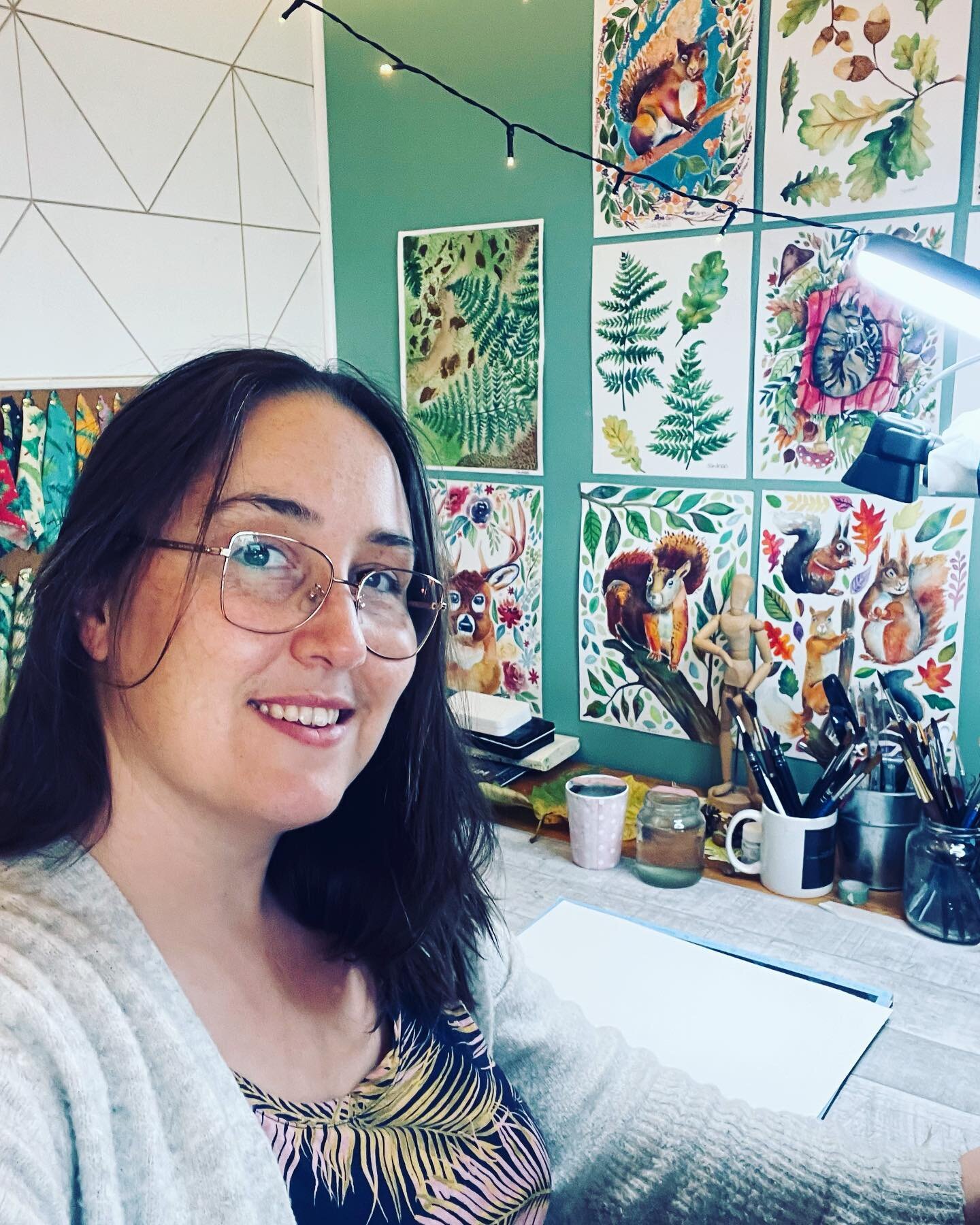 Workplace update! 😁🥳
.
I was staring at a - beautiful - green wall last couple of weeks, since I&rsquo;ve changed my workspace set up..
.
Decided today to hang up a couple of my favorite designs 😍🦊🍁 For more inspiration 🥰
.
I am soooo happy wit