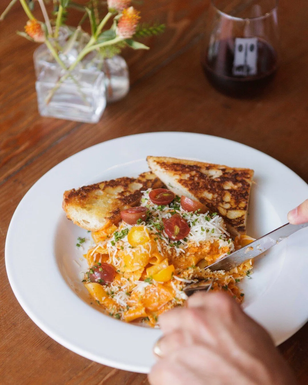 What's better than Pasta to start your week? Our Pasta &ldquo;A La Vodka,&rdquo; our sumptuous Pappardelle pasta swirled in creamy vodka sauce, parmesan, breadcrumbs, parsley, chives and garlic bread. It's a pasta lover's dream come true!

#kitchendo